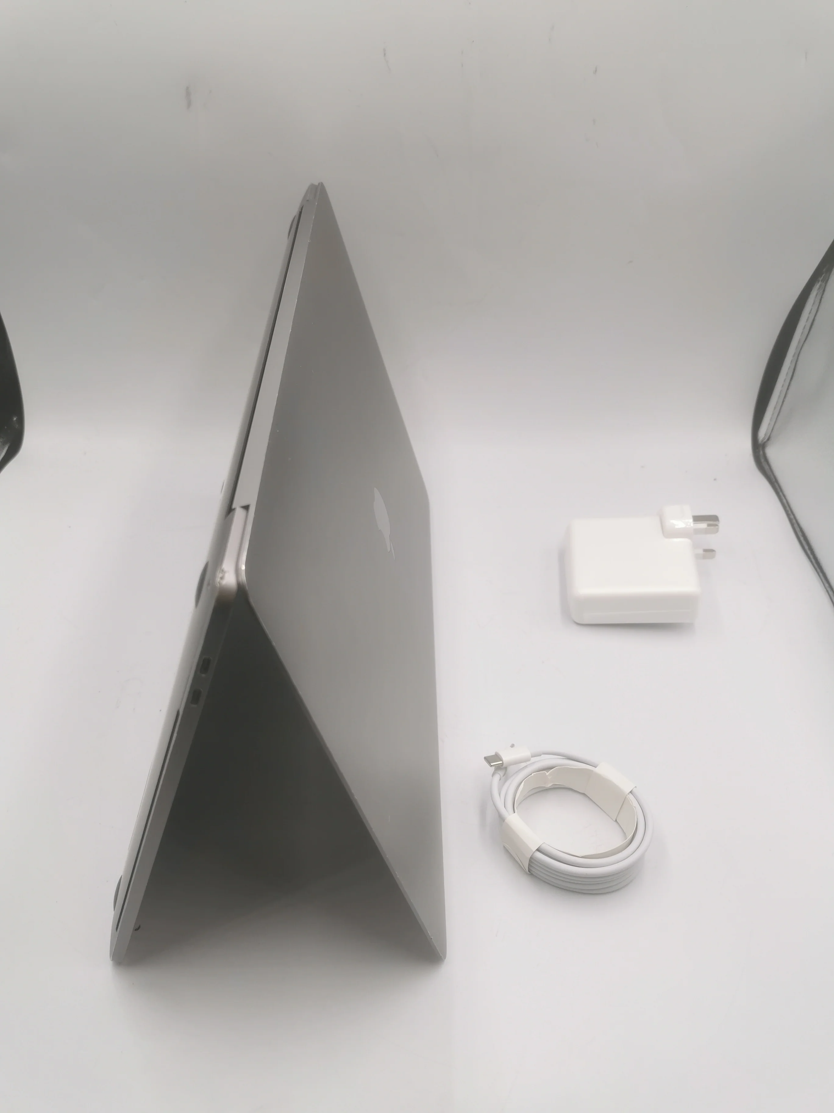 MacBook Pro 14,3 i7-7820HQ 16GB RAM 512GB SSD 15" Screen 560 4GB SG-dints on corners minor scratches on case - Image 3