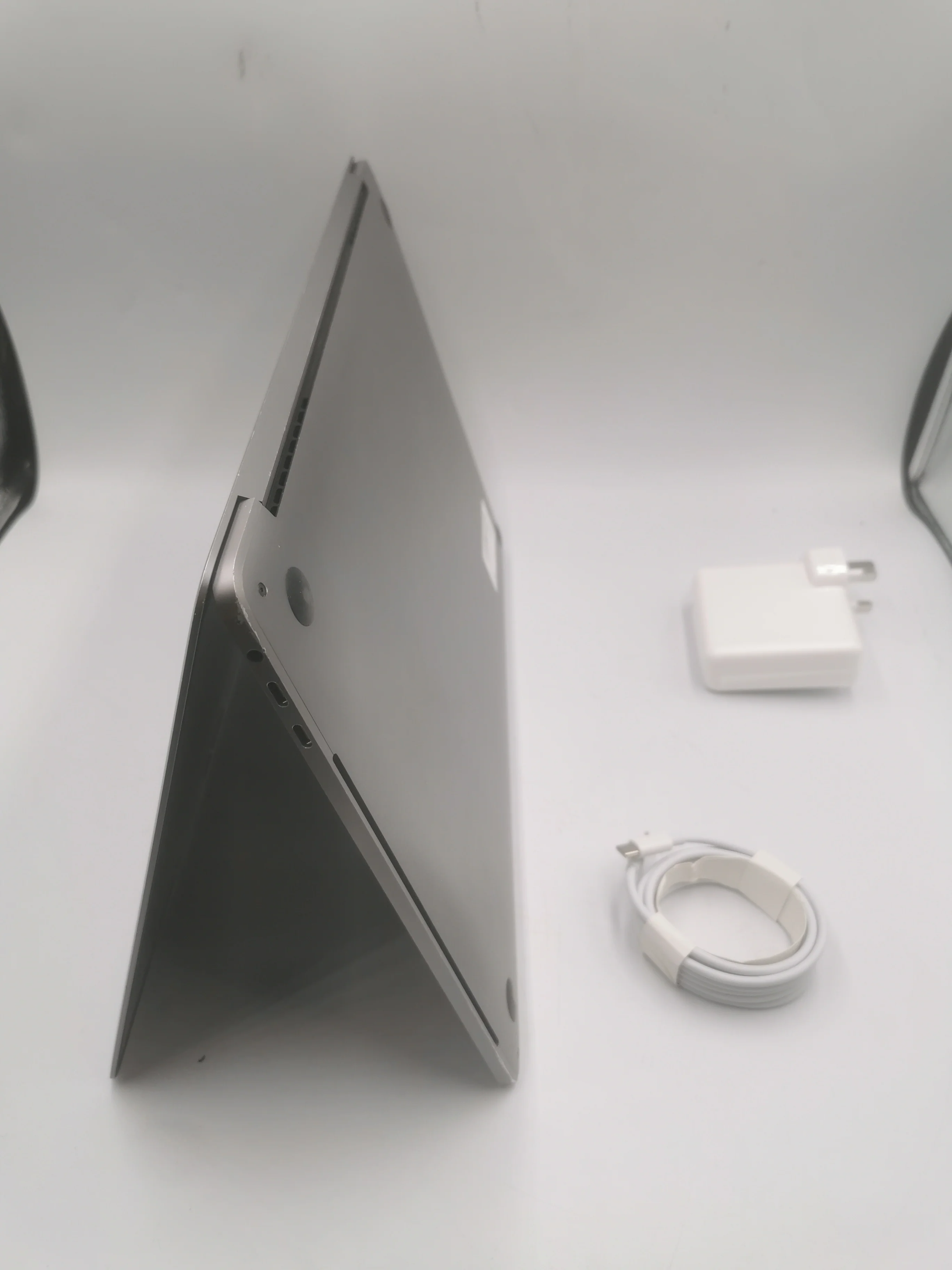 MacBook Pro 14,3 i7-7820HQ 16GB RAM 512GB SSD 15" Screen 560 4GB SG-dints on corners minor scratches on case - Image 4