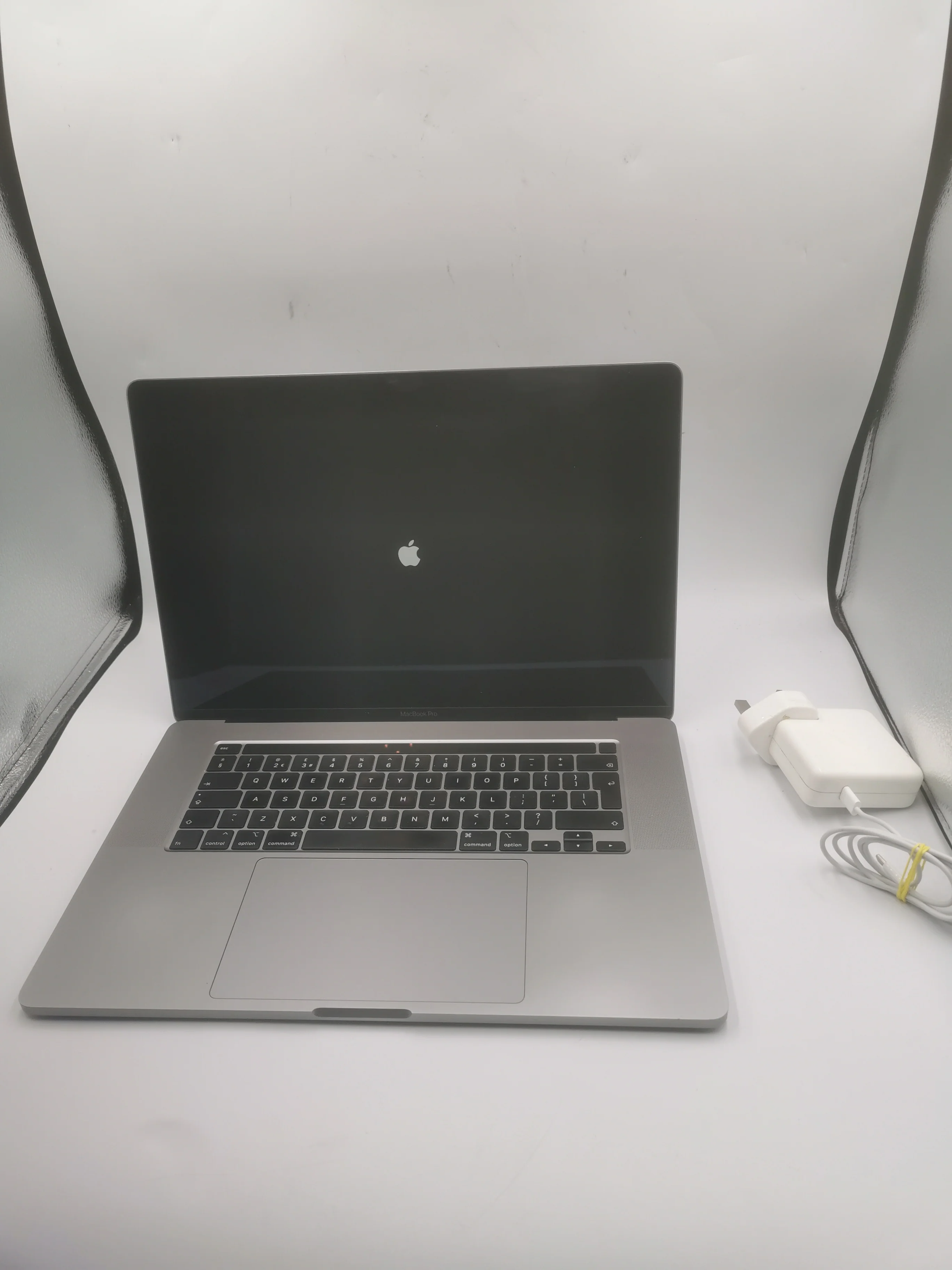 MacBook Pro 16,1 i7-9750H 64GB 1TB SSD 5500M 8GB 16" screen SG