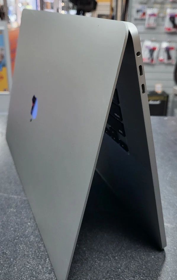 MacBook Pro 16,1 - i9-9980HK - 64GB -1TB SSD - 5500M 8GB - 16" - Space Grey - Image 2