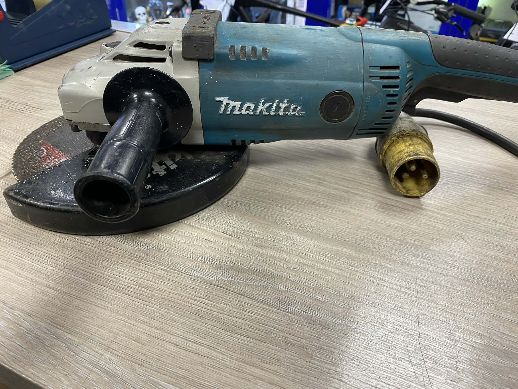 Makita DA3010 10mm Angle Drill - Image 2
