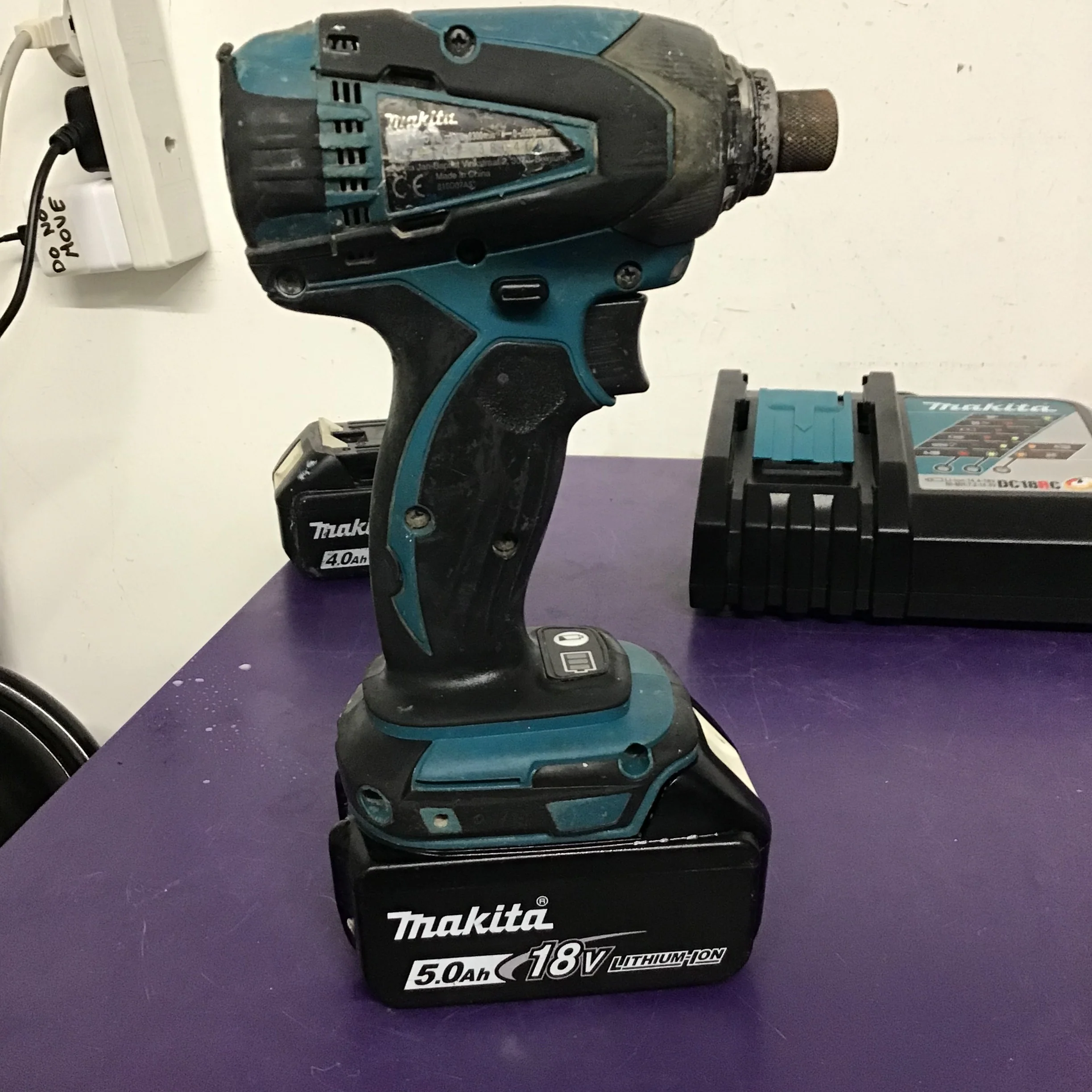 Makita Driver with 2 Batteries and charger - Image 2