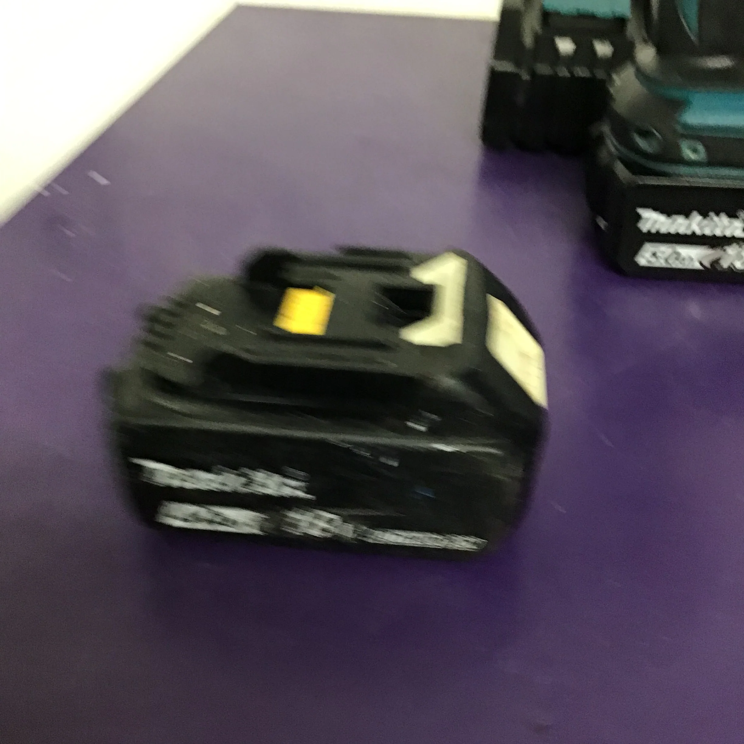 Makita Driver with 2 Batteries and charger - Image 3