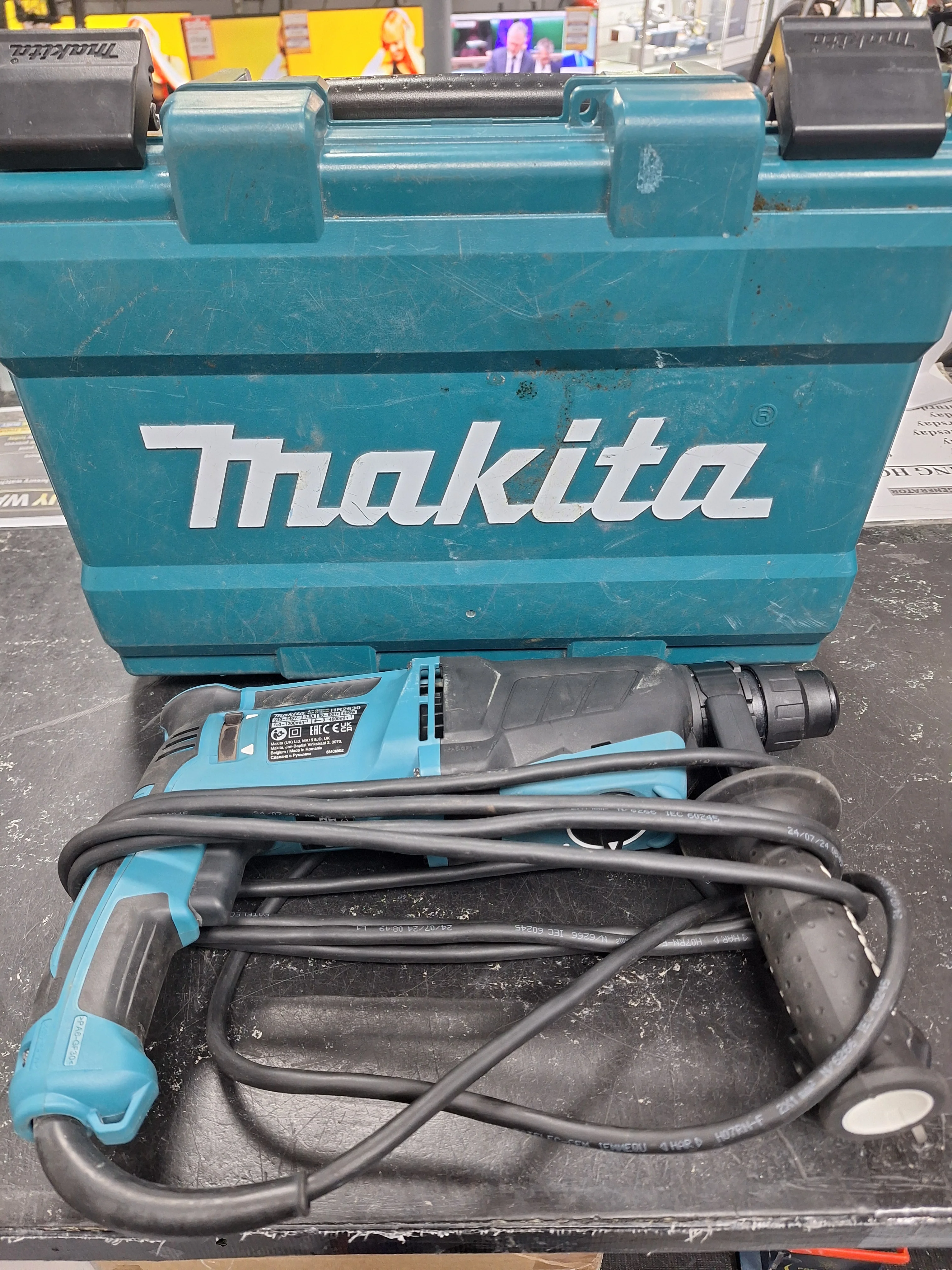 Makita HR2670 240V SDS+ 3-Mode Rotary Hammer Drill – Heavy Duty with Carry Case - Image 4