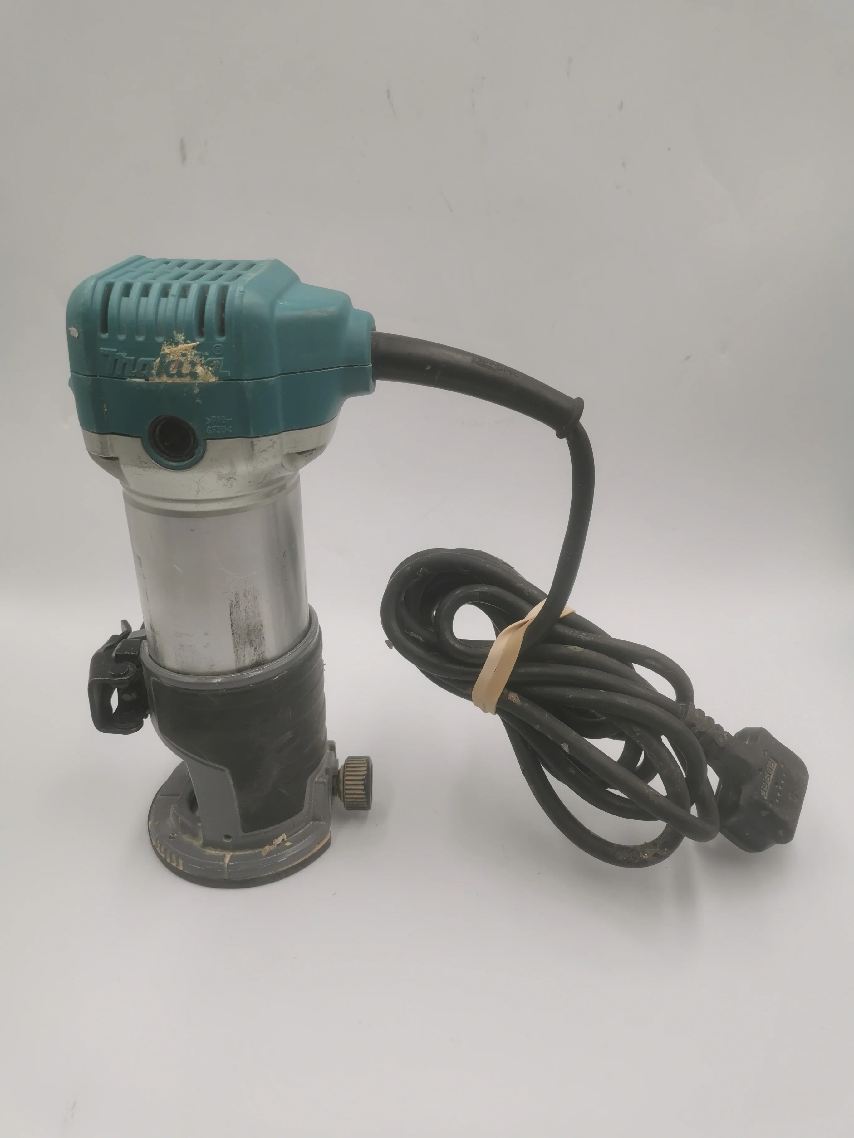 Makita RT0700C Router 240v With Plunger - Image 3