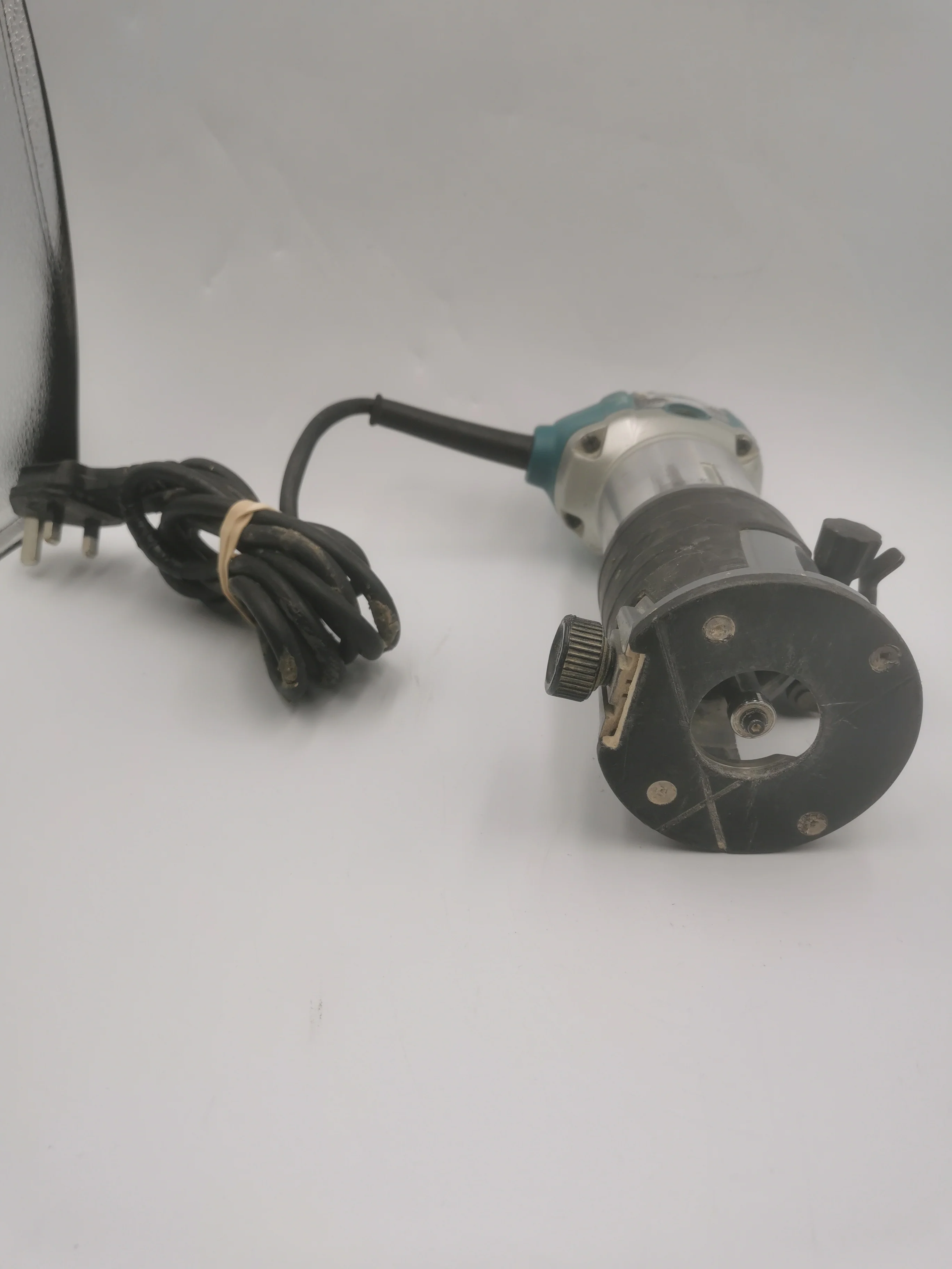 Makita RT0700C Router 240v With Plunger - Image 4