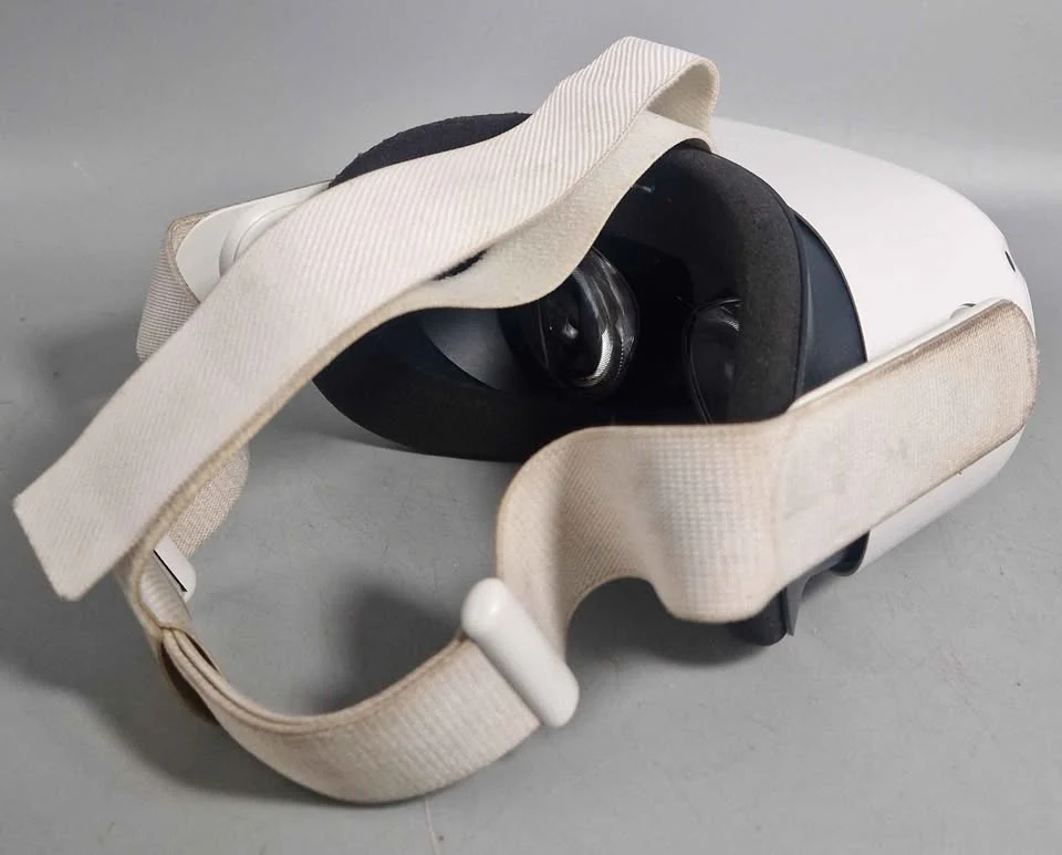 Meta/Oculus Quest 2 VR Headset (With Controllers) - 128GB - Image 3