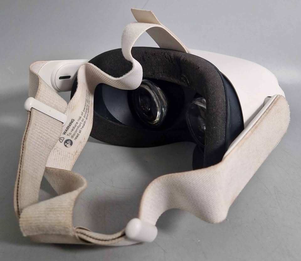 Meta/Oculus Quest 2 VR Headset (With Controllers) - 128GB, C - Image 3