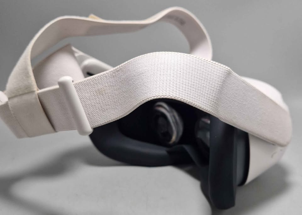 *WOW* Meta/Oculus Quest 2 VR Headset (With Controllers) - 64GB - Image 3