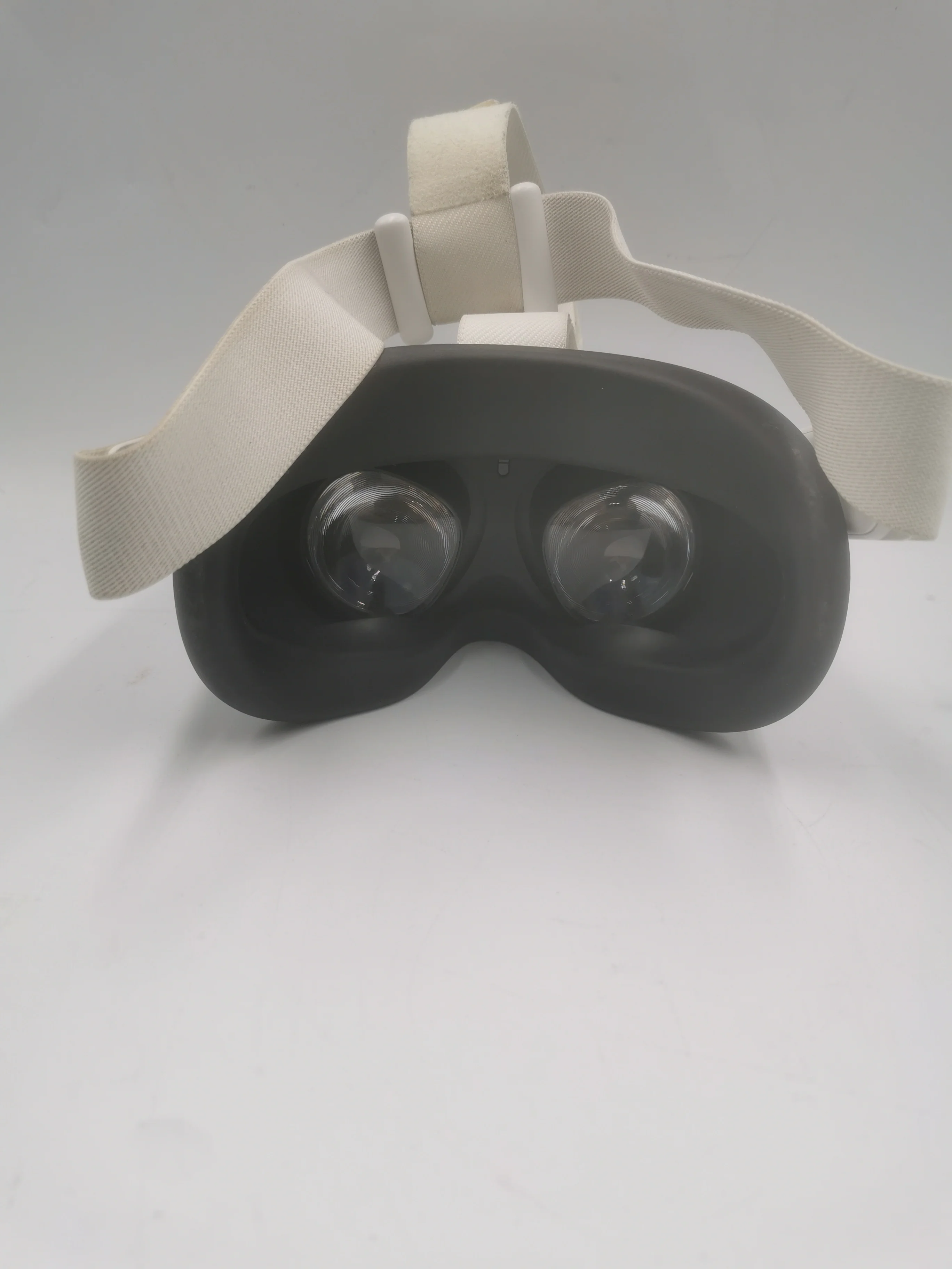 Meta Quest 2 VR Headset With Controllers 128GB - minor mark on the screen - Image 3