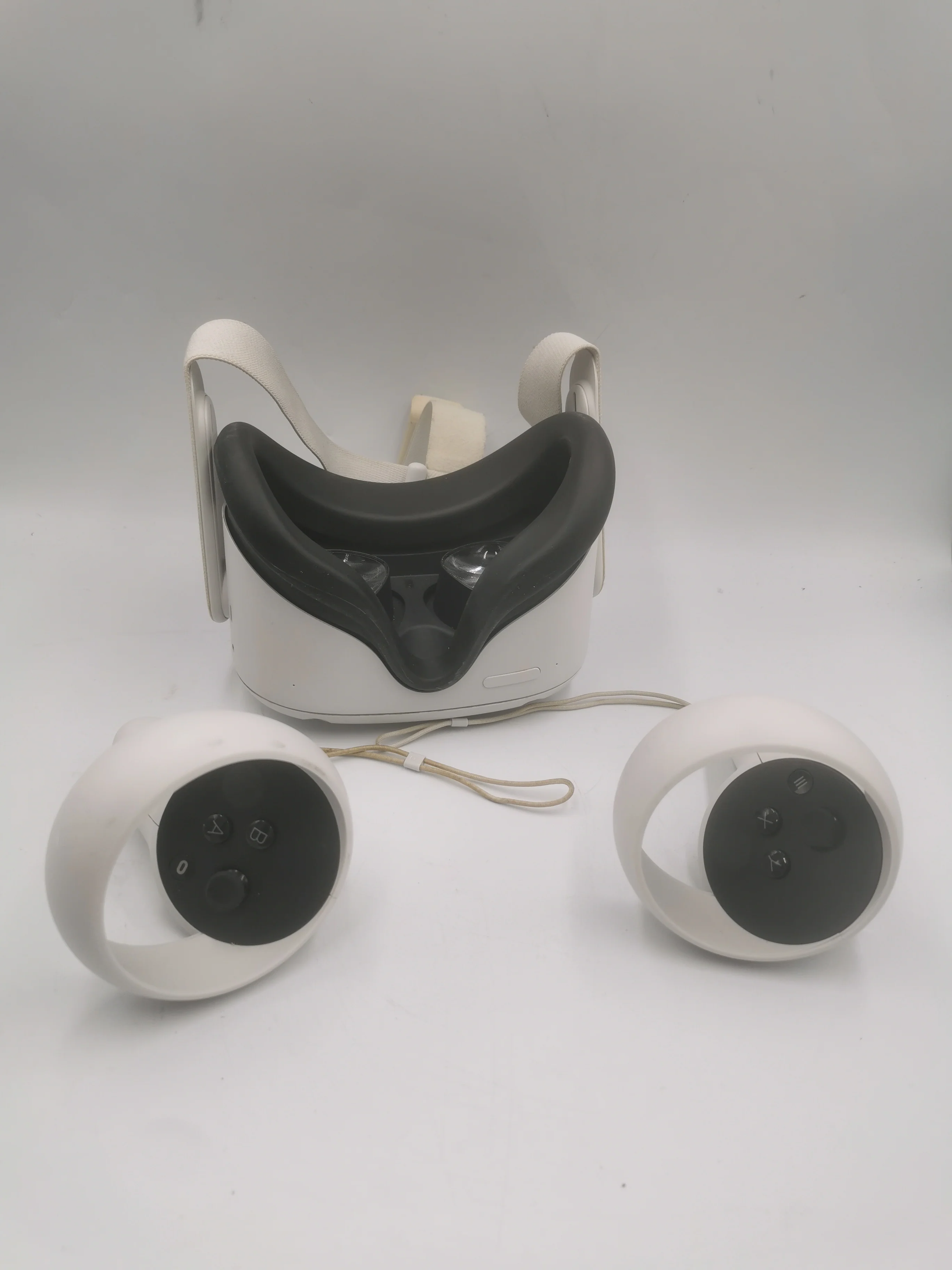 Meta Quest 2 VR Headset With Controllers 128GB - minor mark on the screen - Image 4