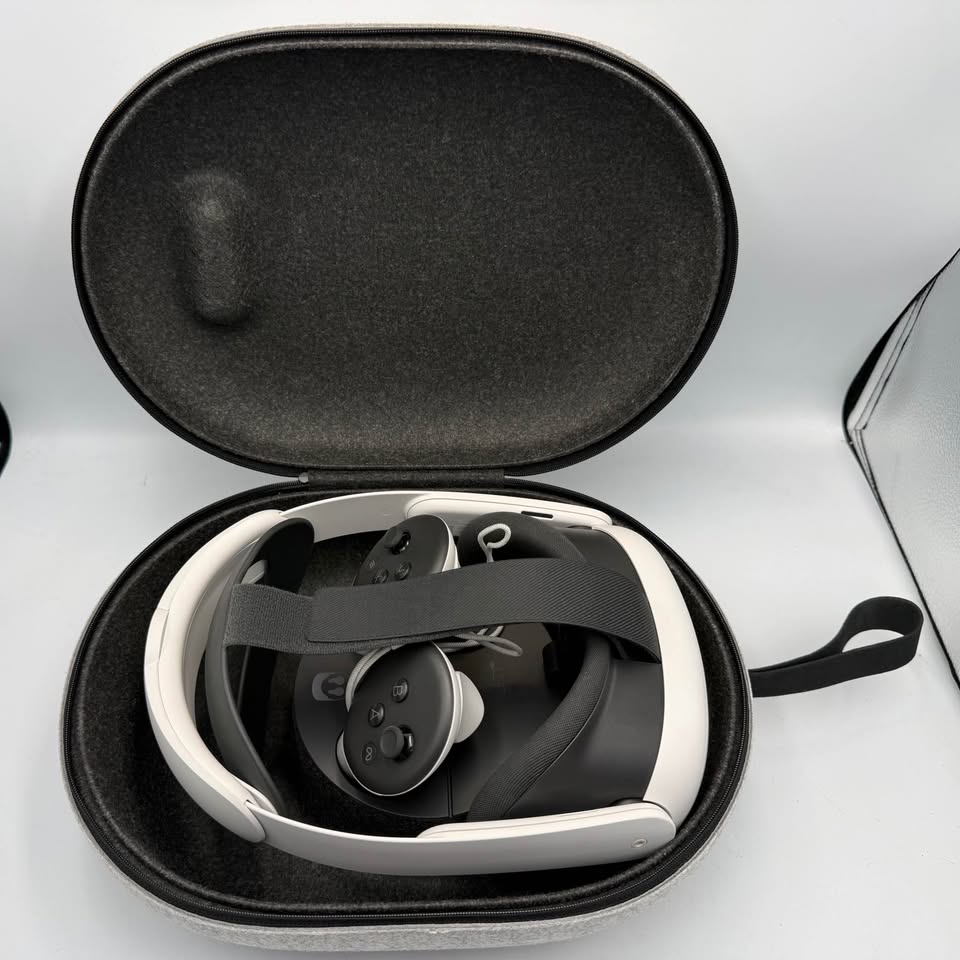 Meta Quest 3 VR Headset 128GB, (With Controllers, Deluxe Strap & Case),Boxed - Image 3