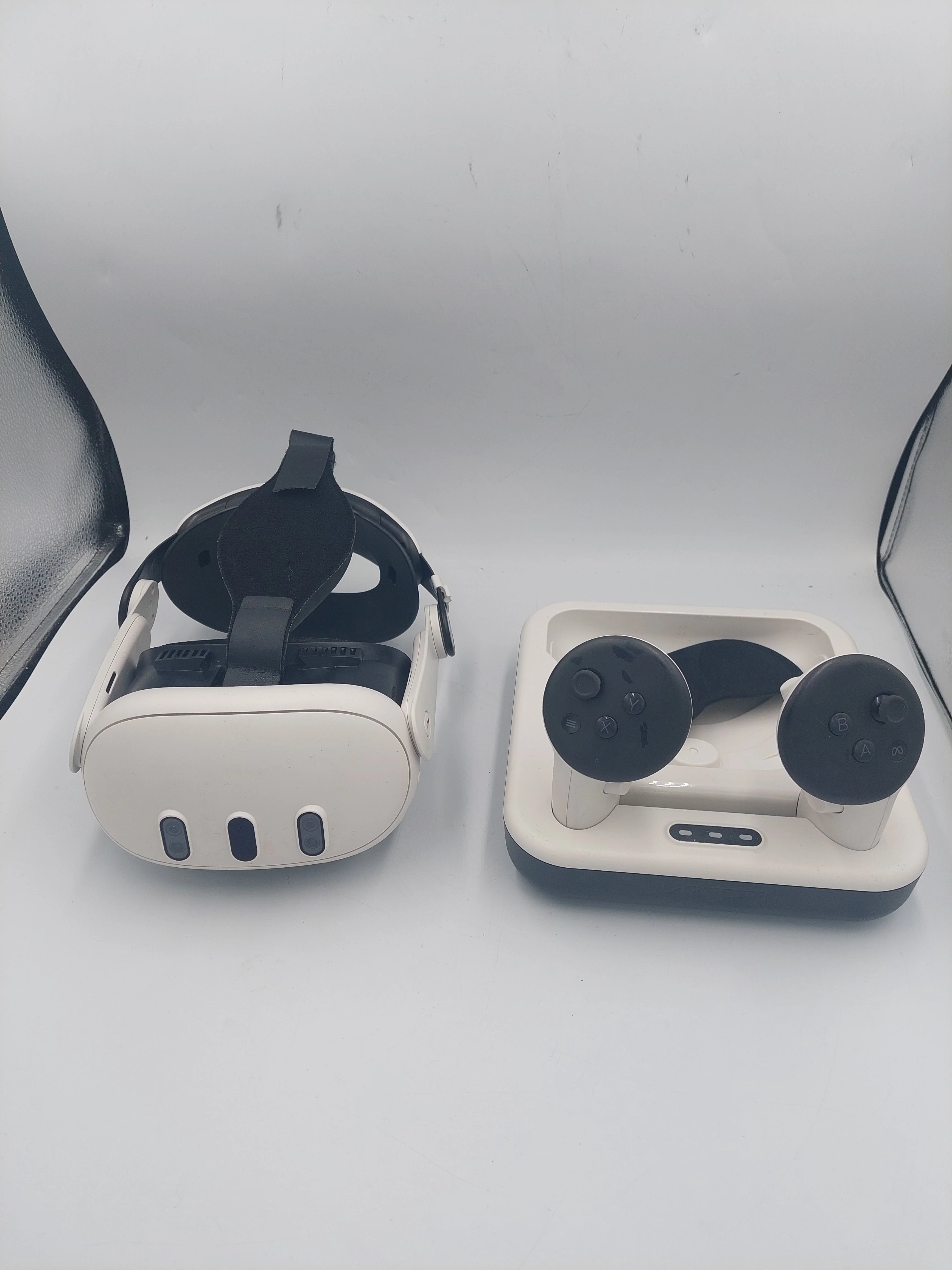 Meta Quest 3 VR HEADSET With 128GB with charging Dock cosmetic damage in form of scratches and discolouration - Image 4