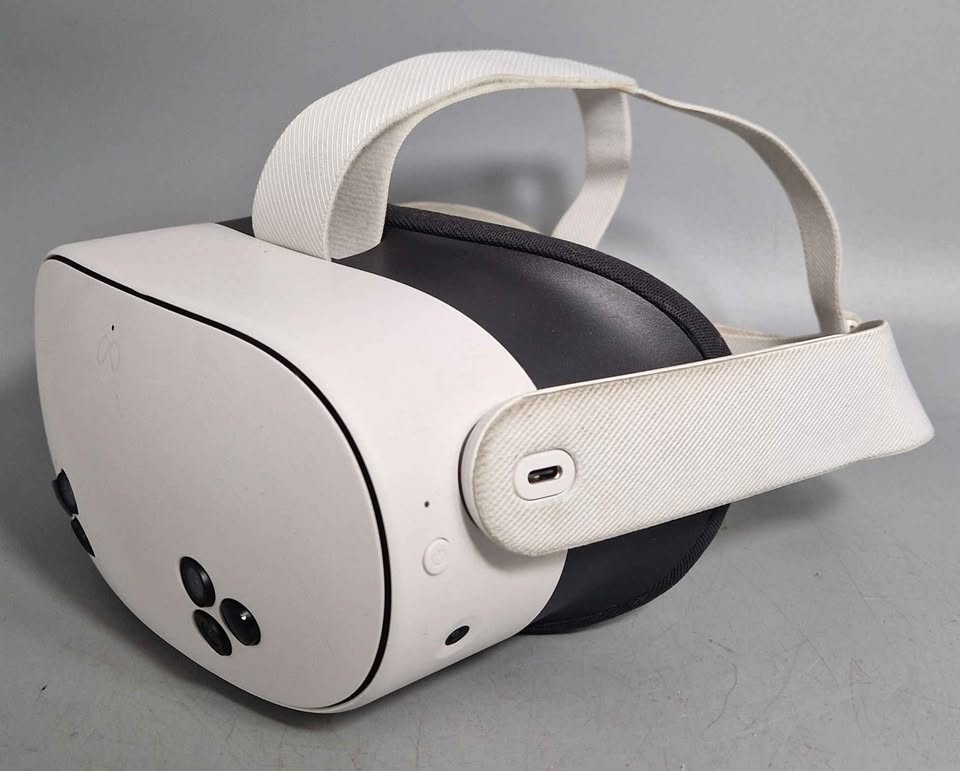 Meta Quest 3S VR Headset (With Controllers) - 128GB - Image 2