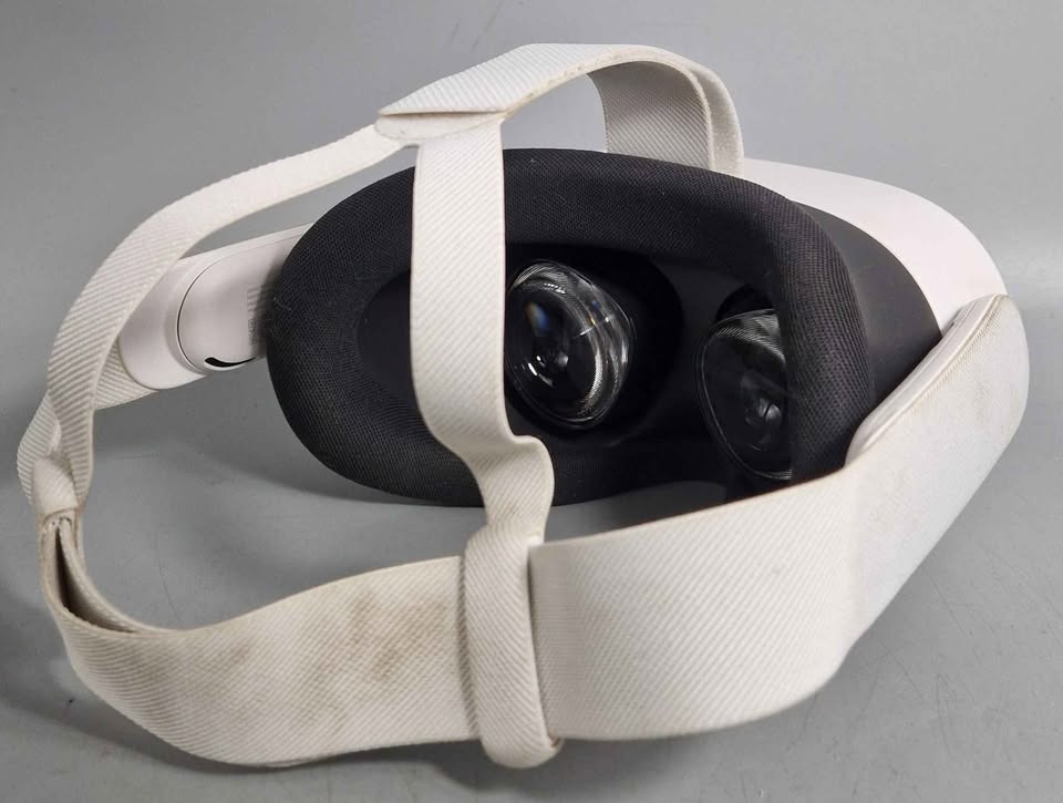 Meta Quest 3S VR Headset (With Controllers) - 128GB - Image 3