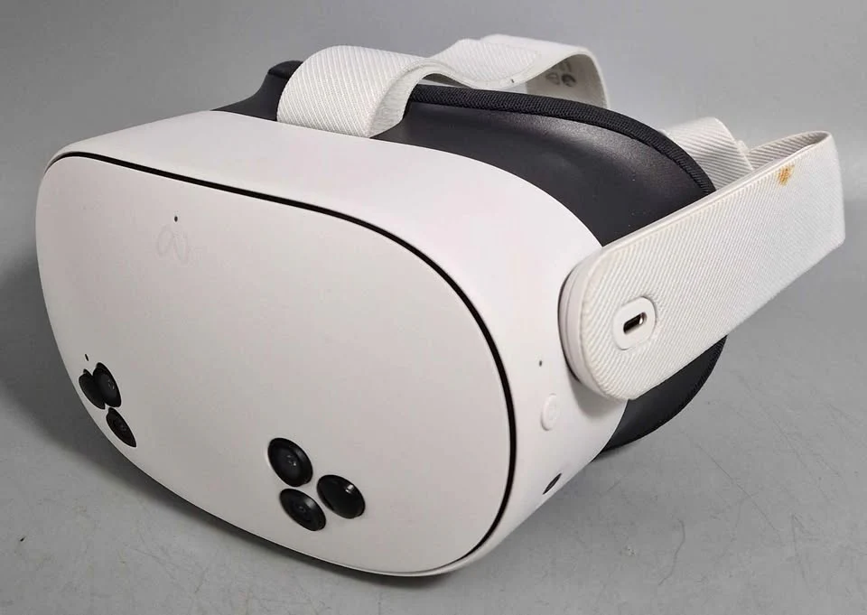 Meta Quest 3S VR Headset (With Controllers) - 128GB - Image 2