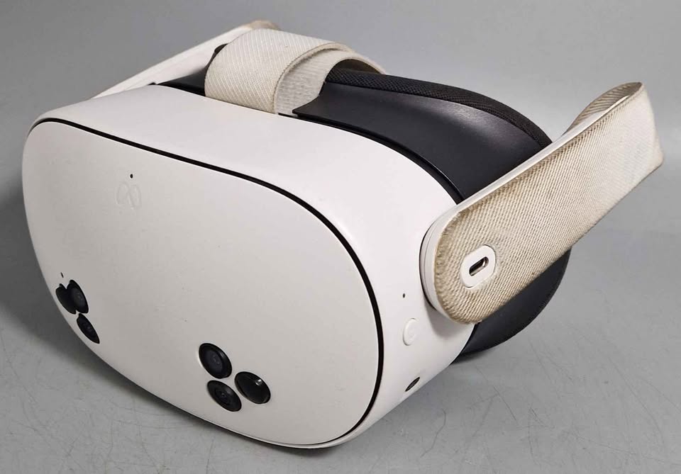 Meta Quest 3S VR Headset (With Controllers) - 128GB, B - Image 2