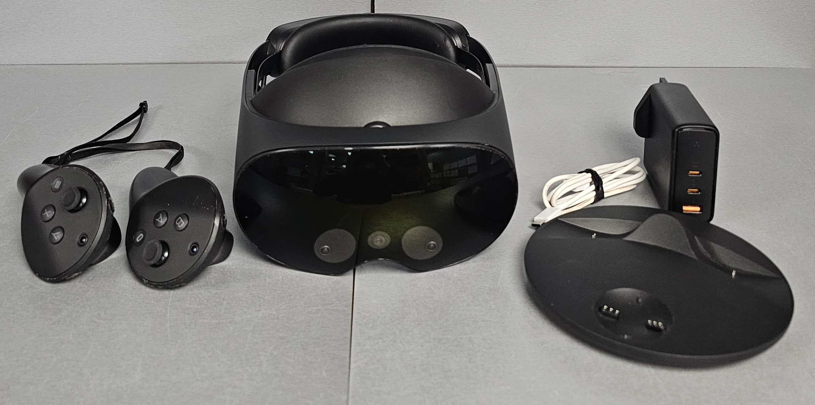Meta Quest Pro VR Headset (With Controllers) - 256GB + Quest Pro Charging Dock - Image 2