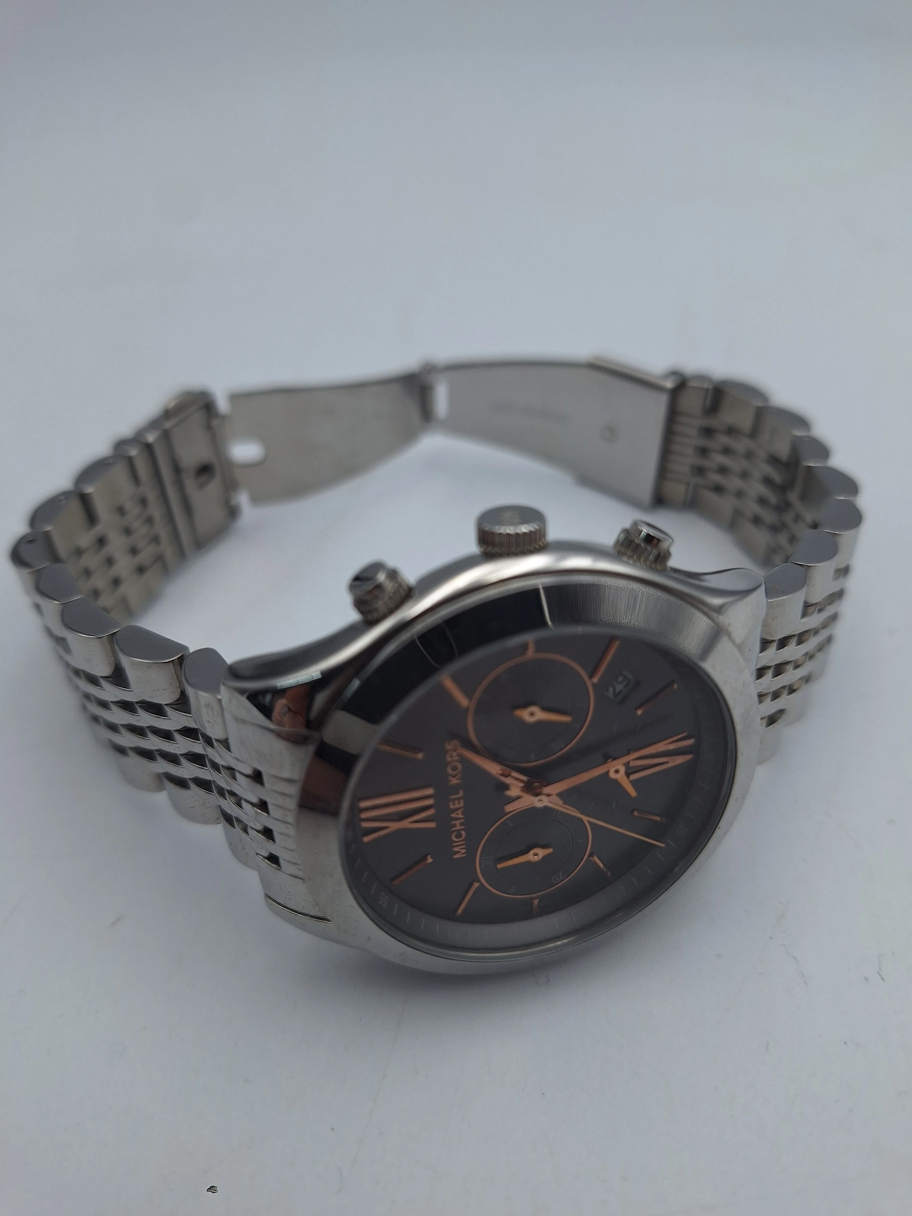 Michael Kors unisex 42mm quartz chronograph stainless steel watch with spare links and original box - Image 4