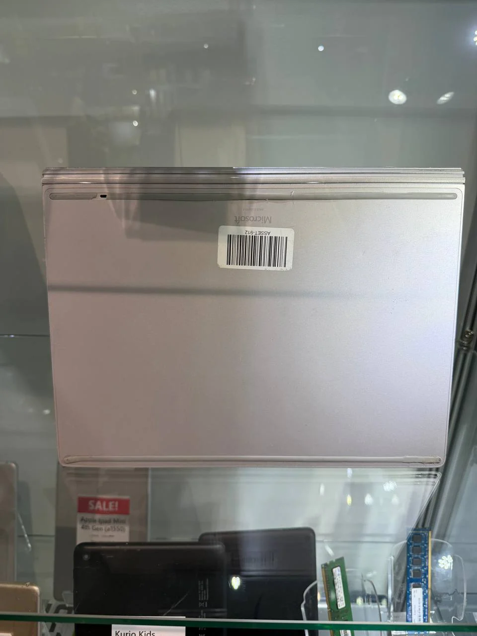 Microsoft Surface Book/i7-6600U/8GB Ram/256GB SSD/dGPU/14"/W11 - Image 2