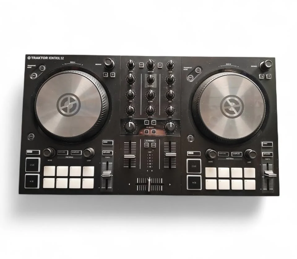 Native Instrumets Traktor Kontrol S2 MK3 DJ Controller**Unboxed**