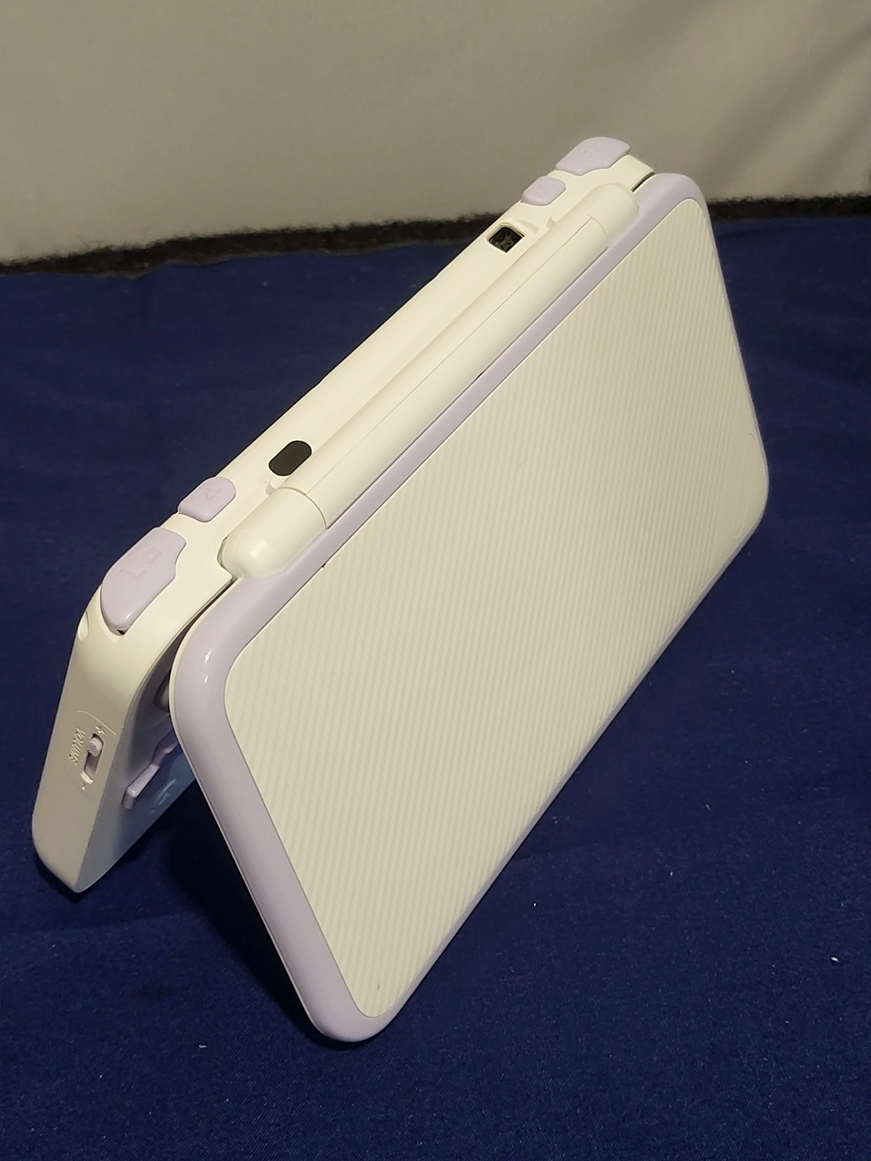 NEW 2DS XL Console, White & Lavender - Image 3
