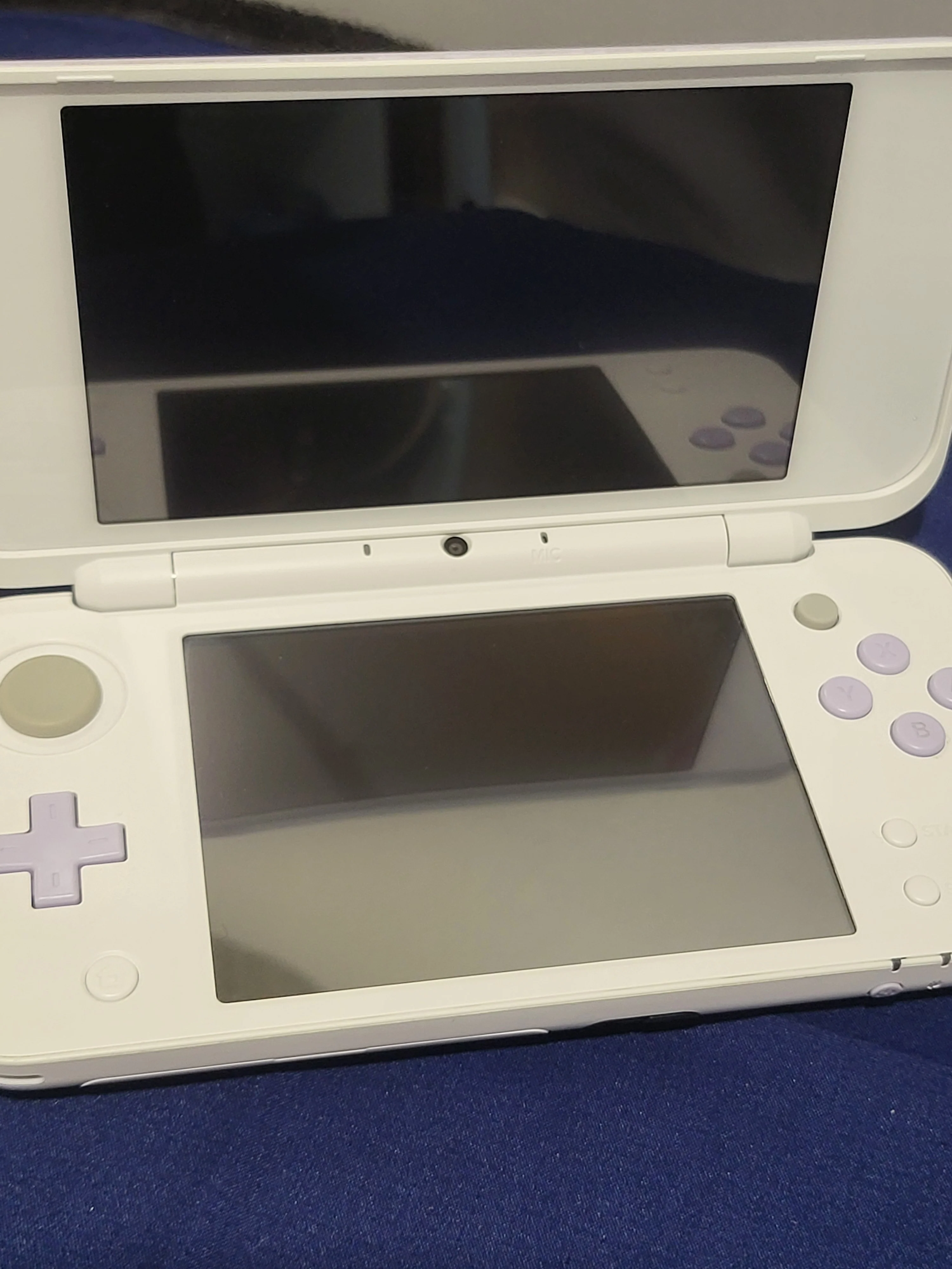 NEW 2DS XL Console, White & Lavender - Image 4