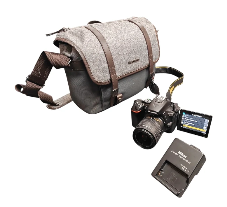 Nikon D5600 DSLR Bundle**Unboxed** - Image 2