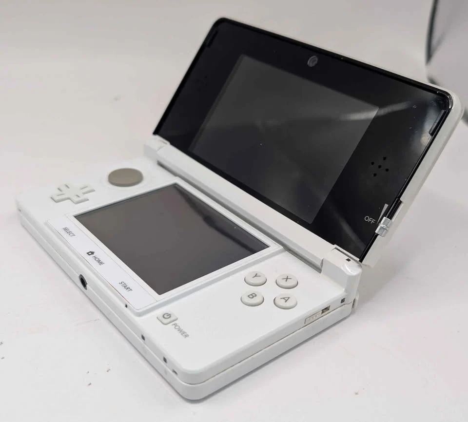 Nintendo 3DS Console - Ice White - Unboxed With Charger & Stylus - Image 2