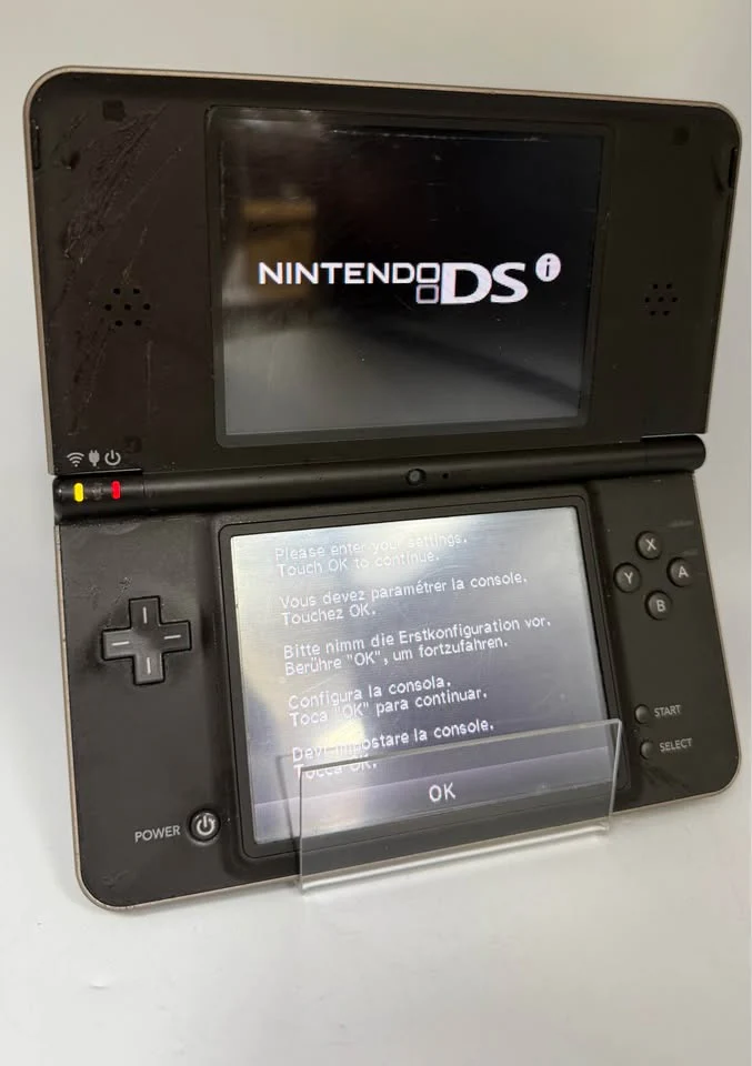 NINTENDO DSI XL CONSOLE, DARK BROWN, DOES HAVE SLIGHT COSMETIC DAMAGE