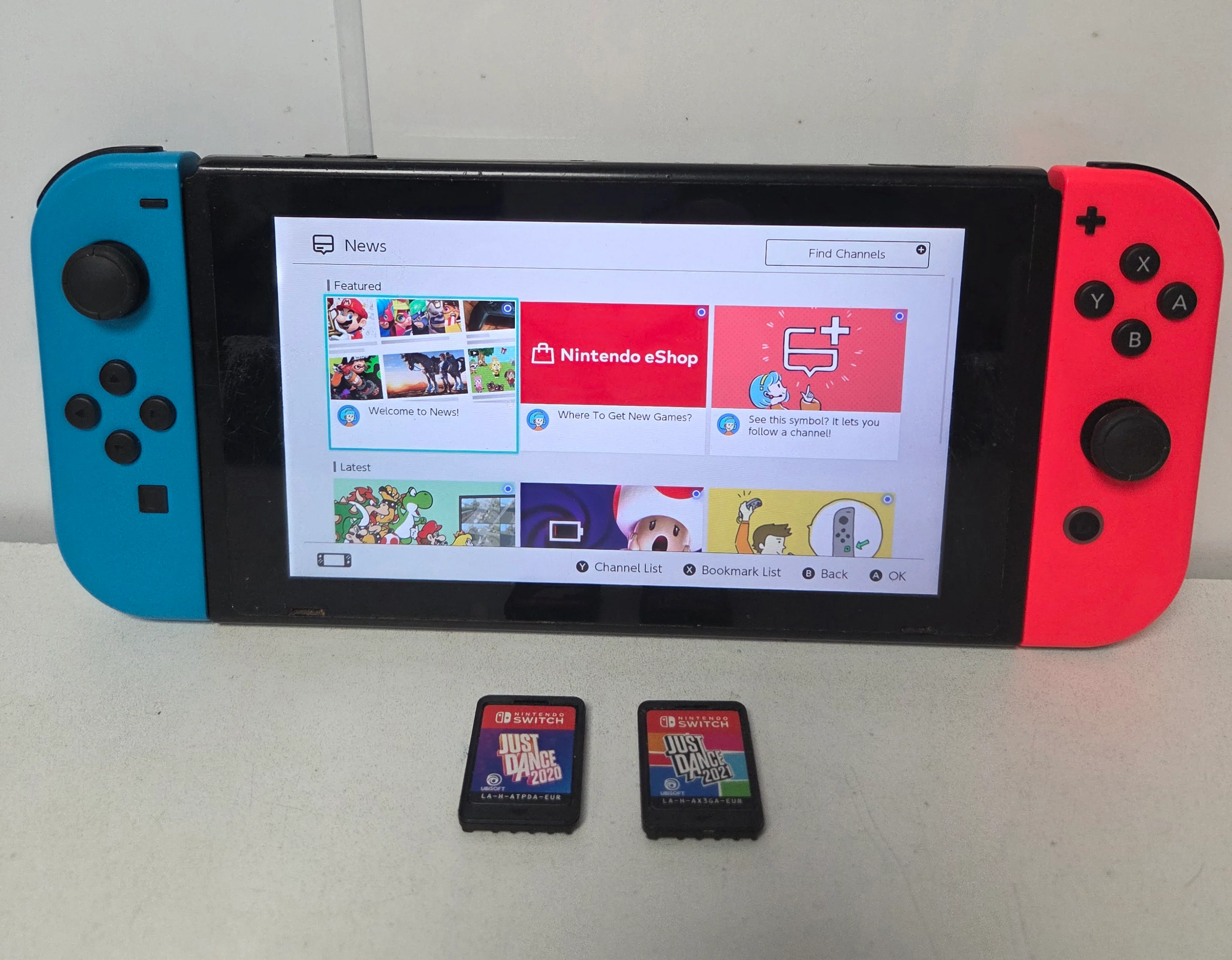 Nintendo Switch Console Neon Blue/red with 2 unboxed games