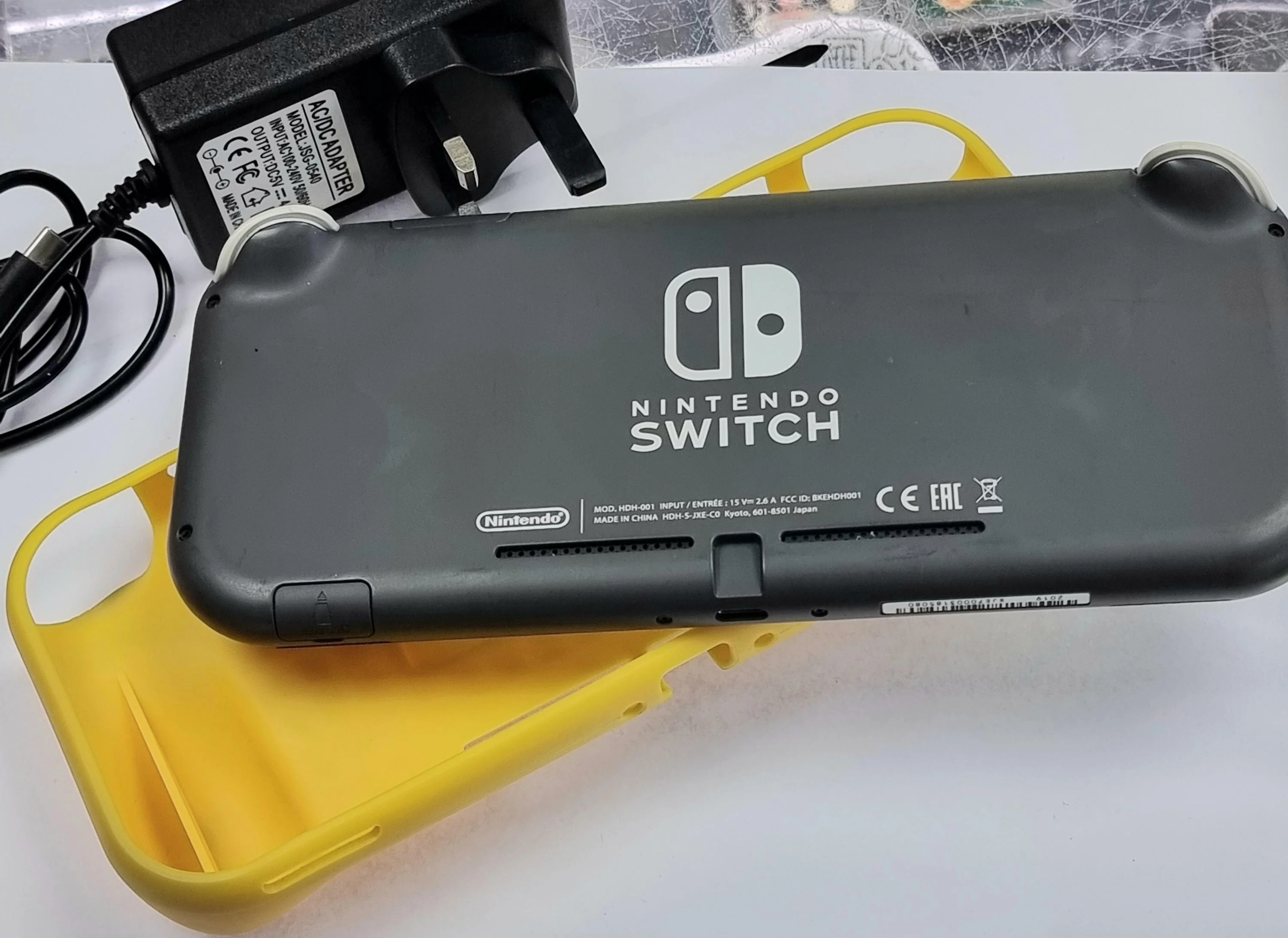 Nintendo Switch Lite Grey in case - Image 3