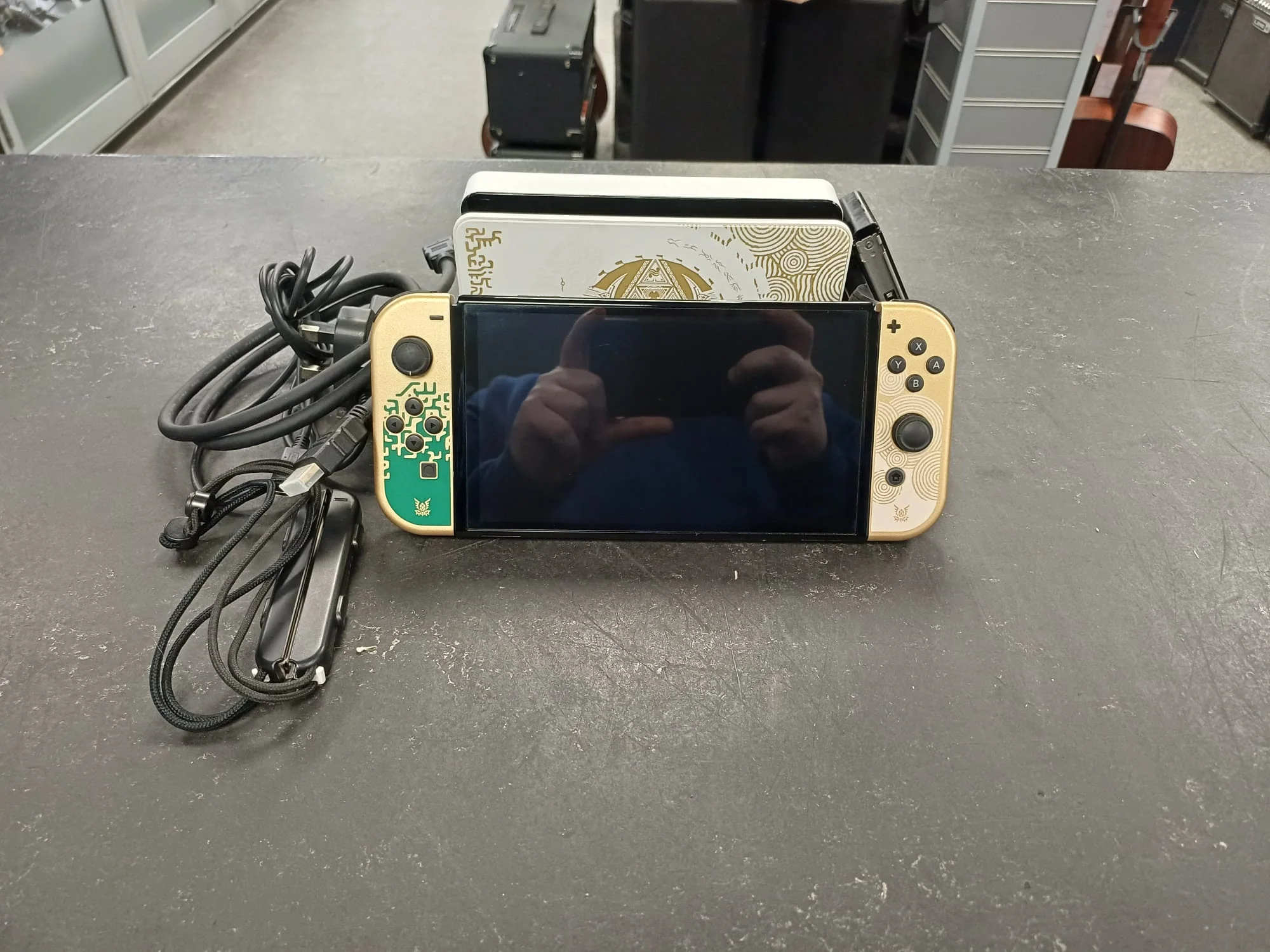 Nintendo Switch – OLED Model The Legend of Zelda: Tears of the Kingdom Edition - Image 2