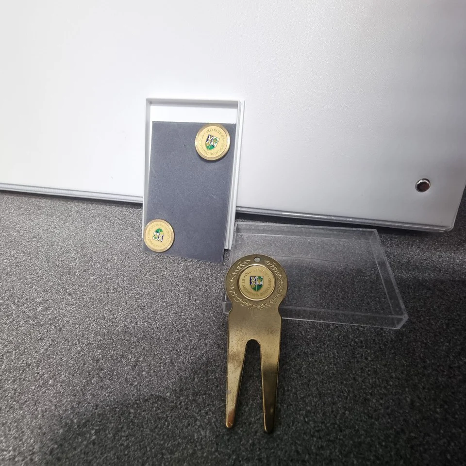 Old Course St Andrews Scotland Golf Divot Tool, 2 Balls & Bag Tag - Image 2