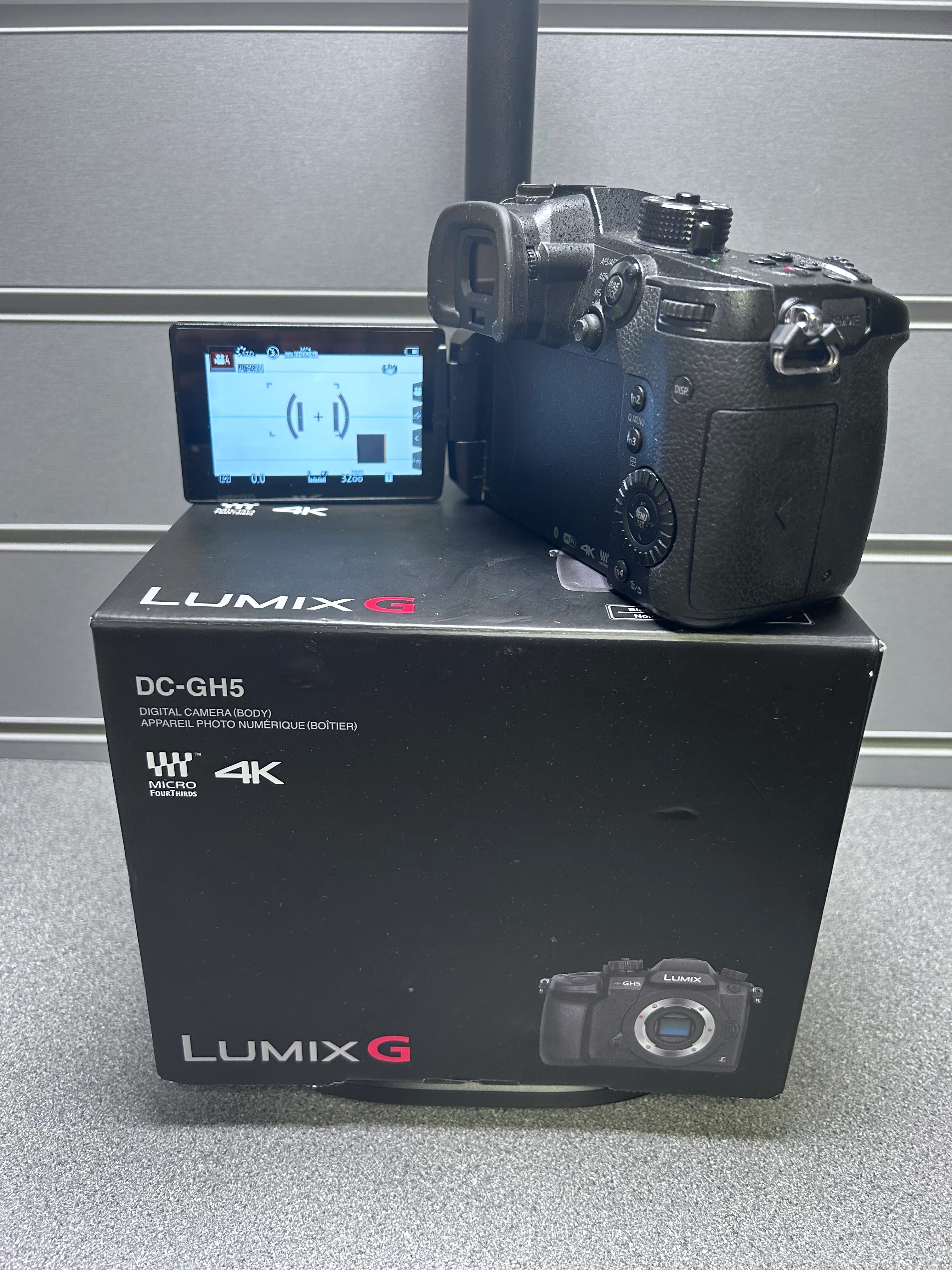 Panasonic LUMIX GH5 4K Mirrorless Camera - Image 3
