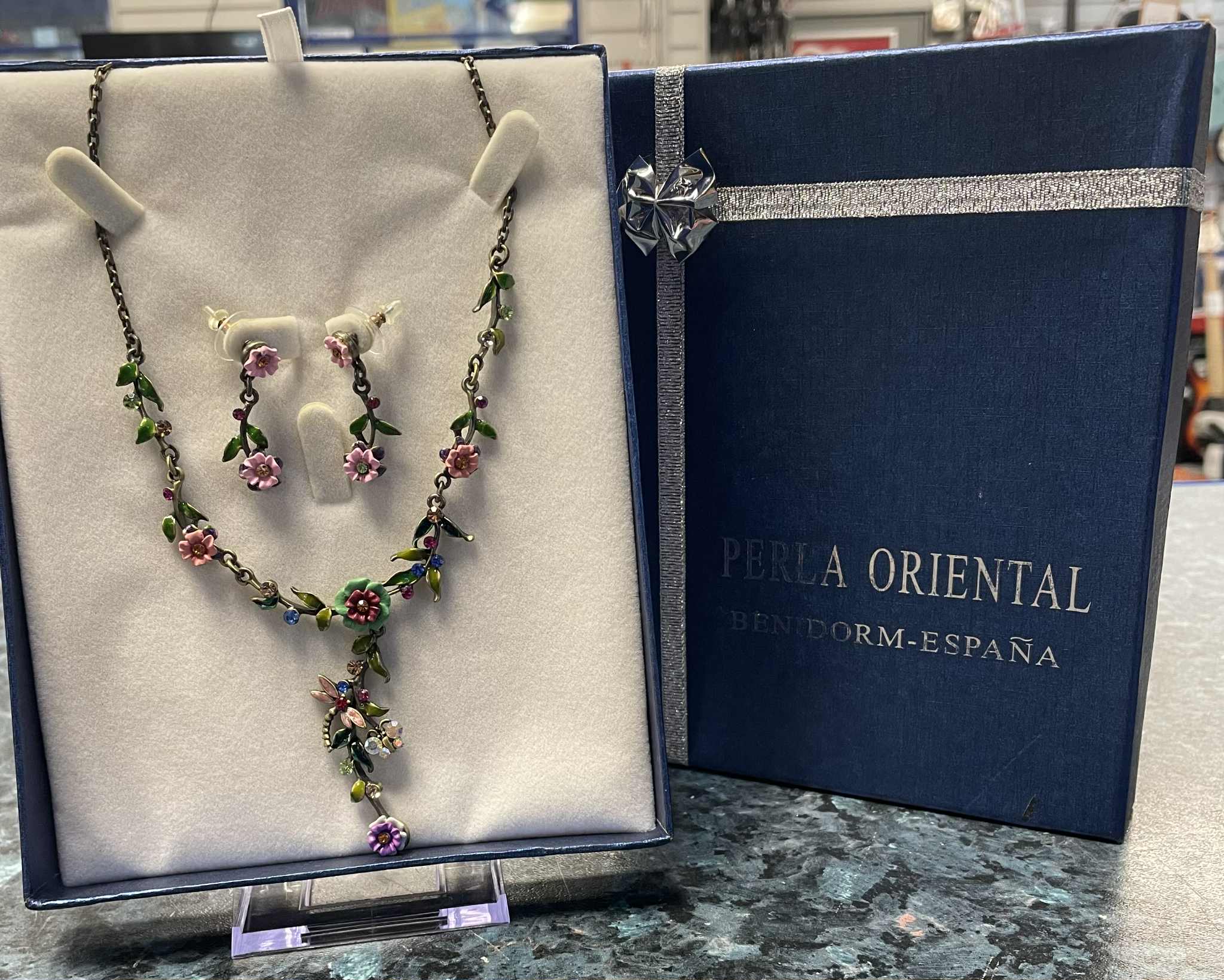 Perla Oriental Flower Necklace set with earrings