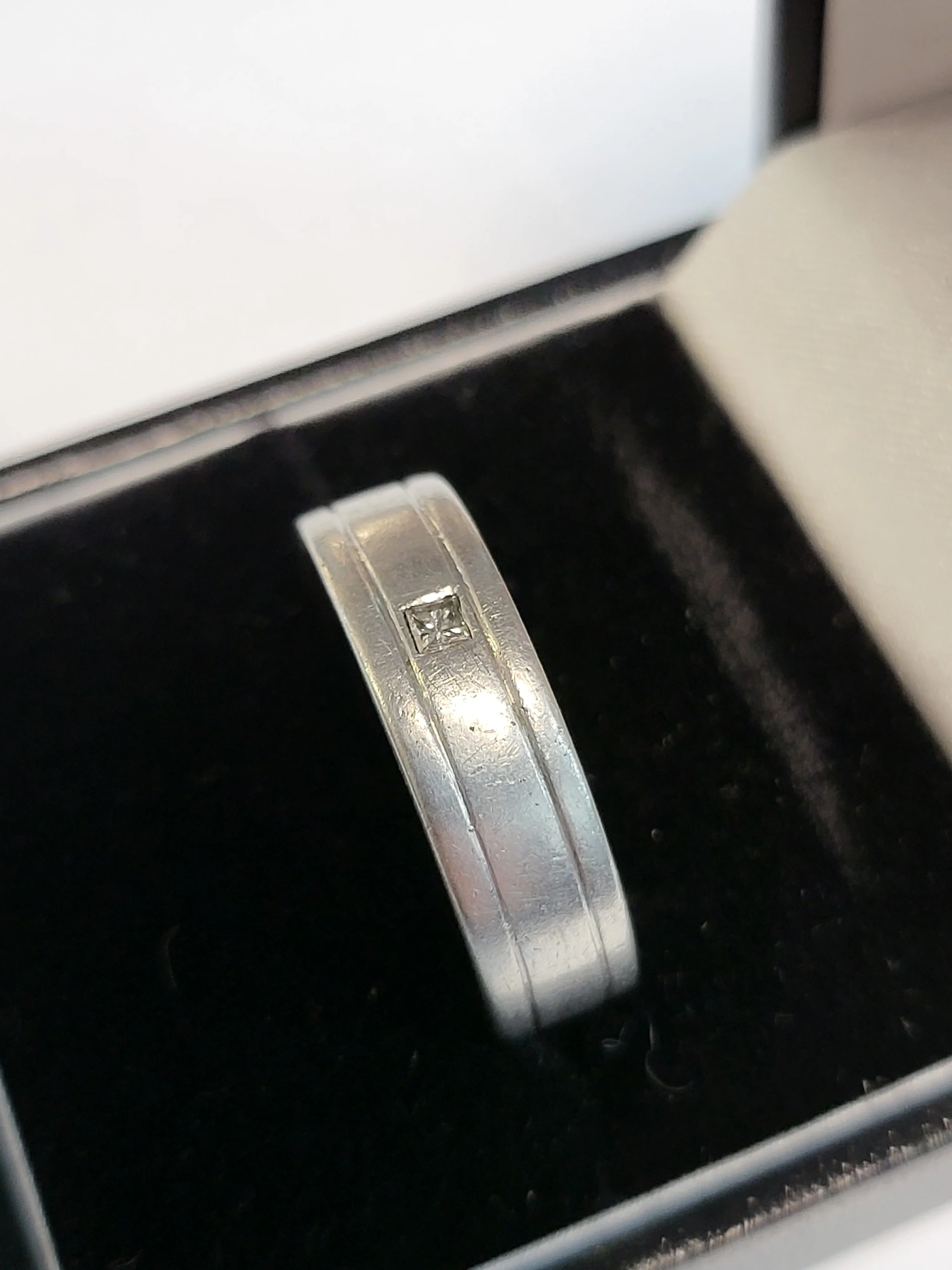 Platinum (950) Band Ring with Clear Stone - Size R - 13.2g - Image 2