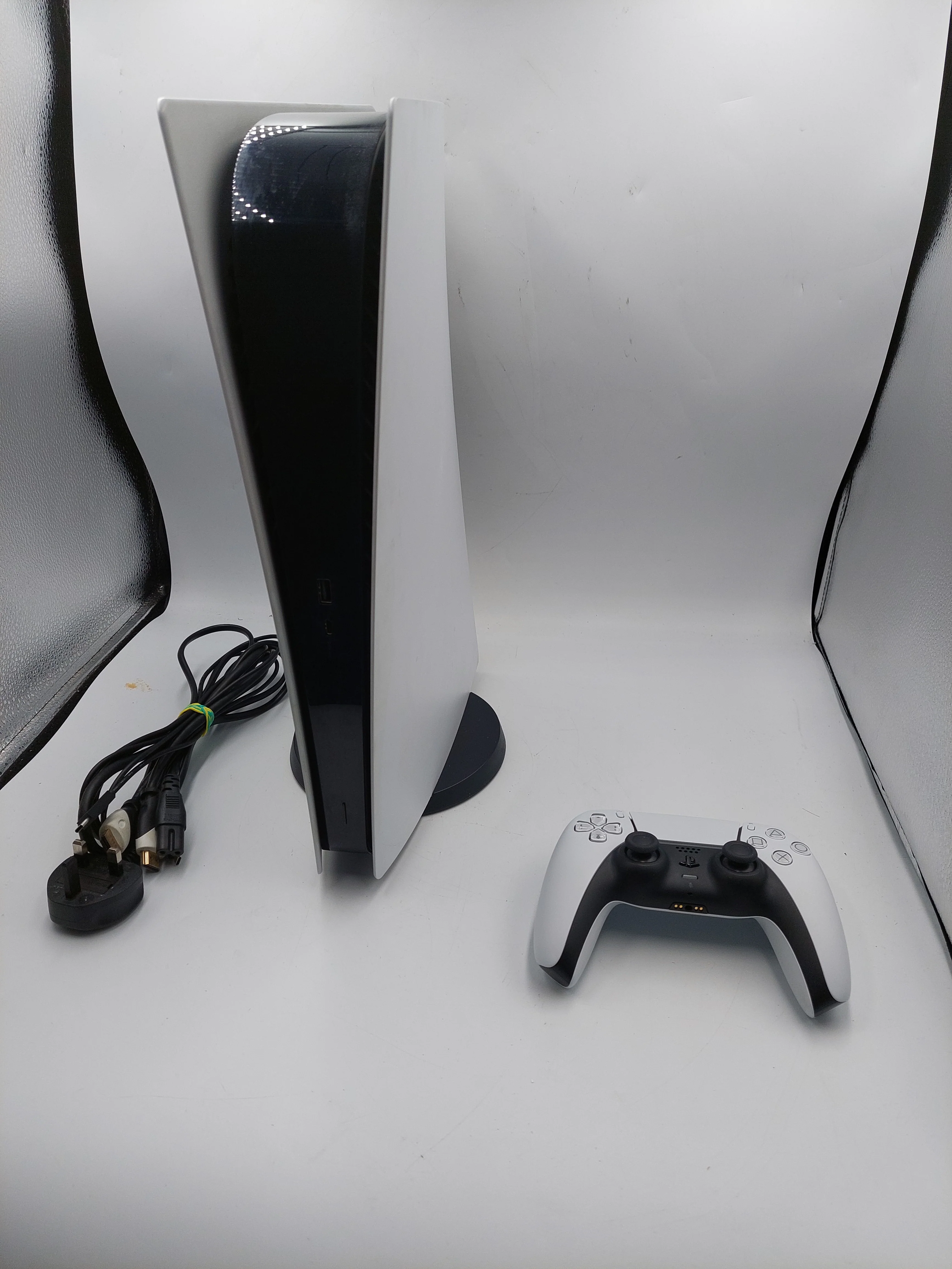 PlayStation 5 digital edition console 825GB White Unboxed with Controller and power cable - Image 3