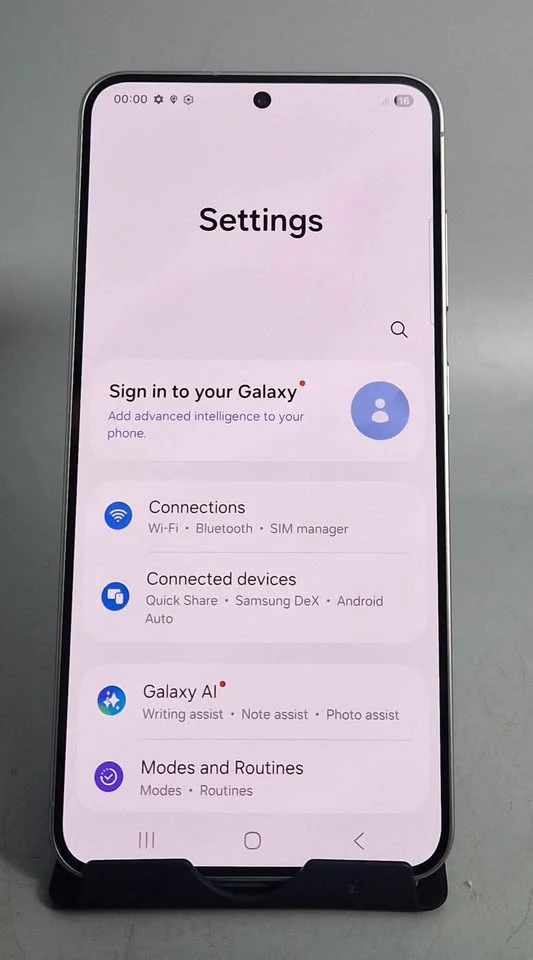 Samsung Galaxy S25 256GB Silver Shadow, Unlocked - Image 2