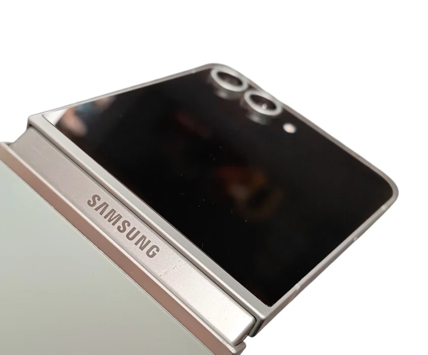 Samsung Galaxy Z Flip 6 256GB Unlocked**Unboxed** - Image 3