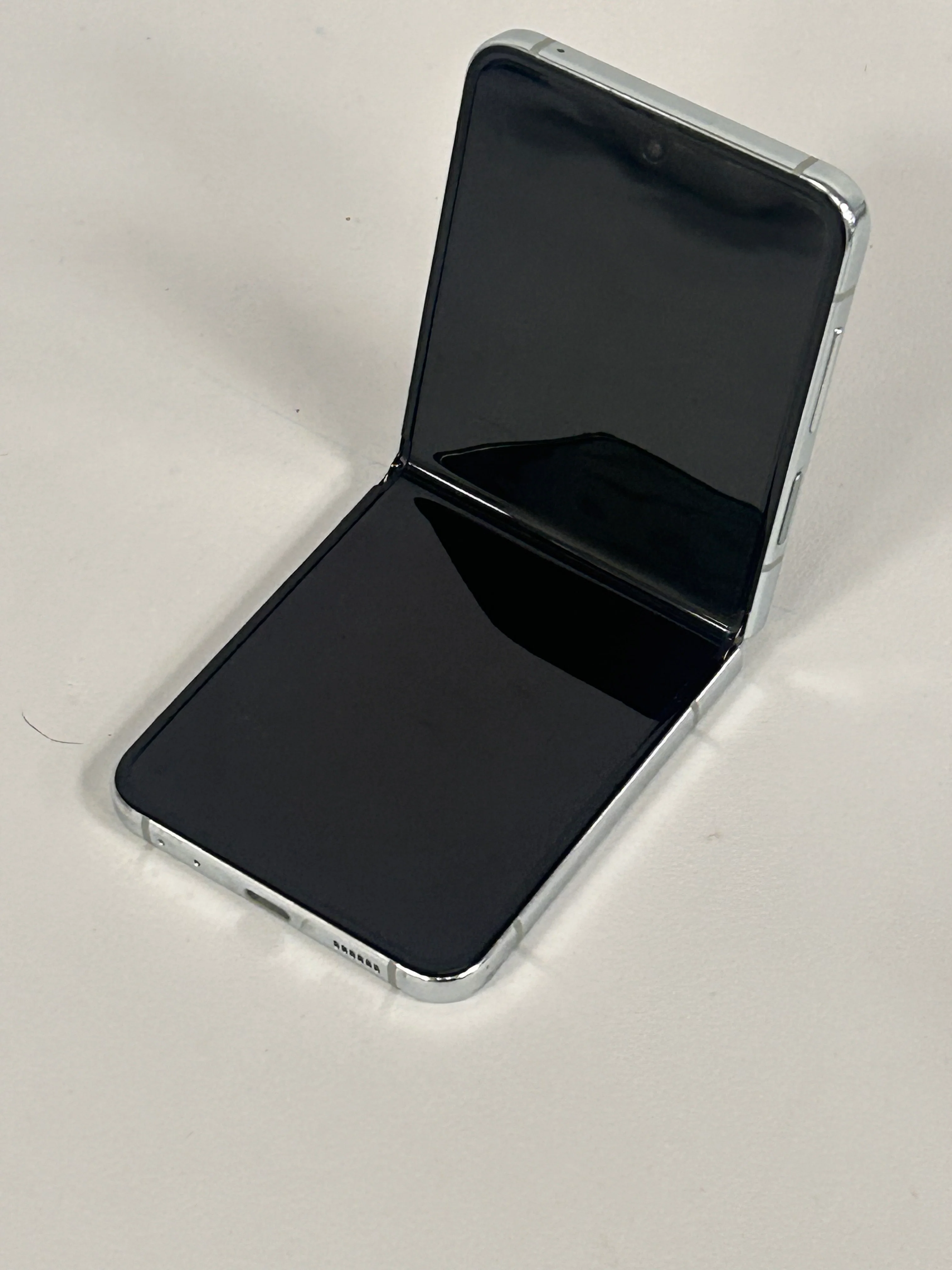 Samsung Galaxy Z Flip5 256GB - Image 2