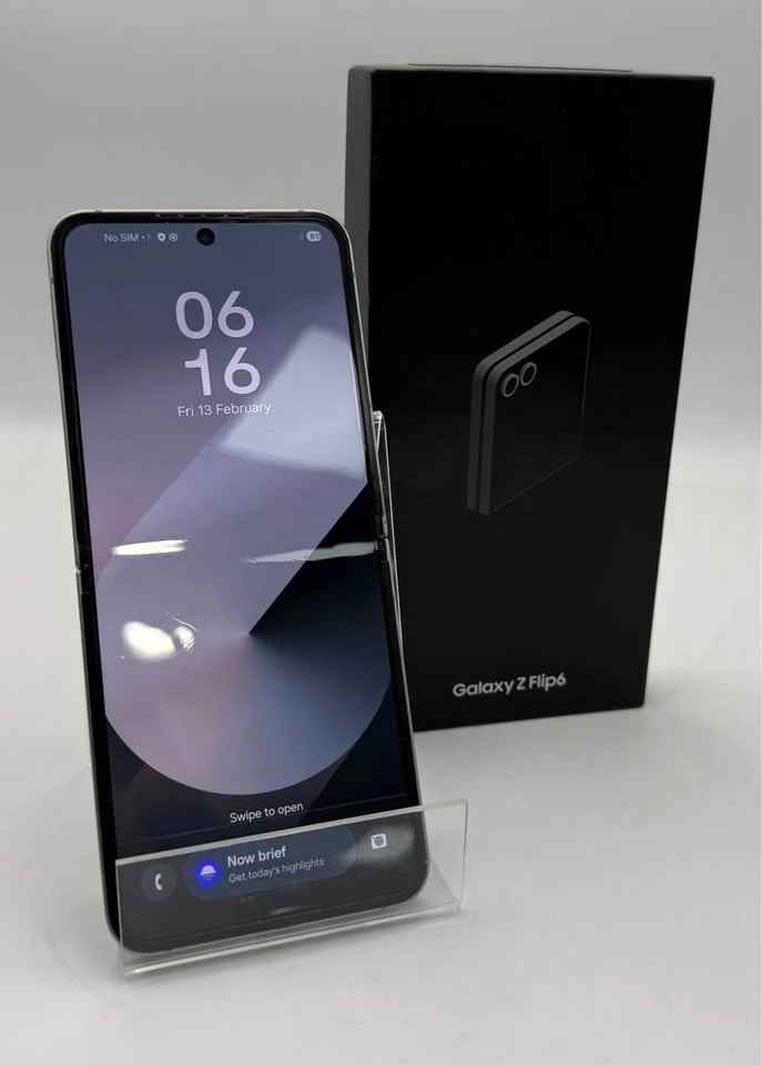 Samsung Galaxy Z flip6, 256GB, Crafted Black,Unlocked, Boxed