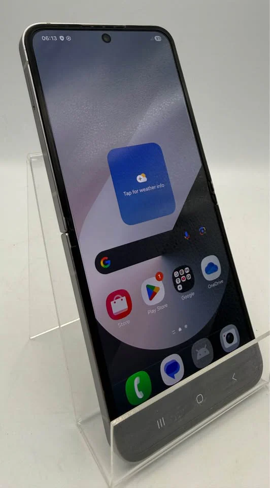 Samsung Galaxy Z flip6, 256GB, Crafted Black,Unlocked, Boxed - Image 4