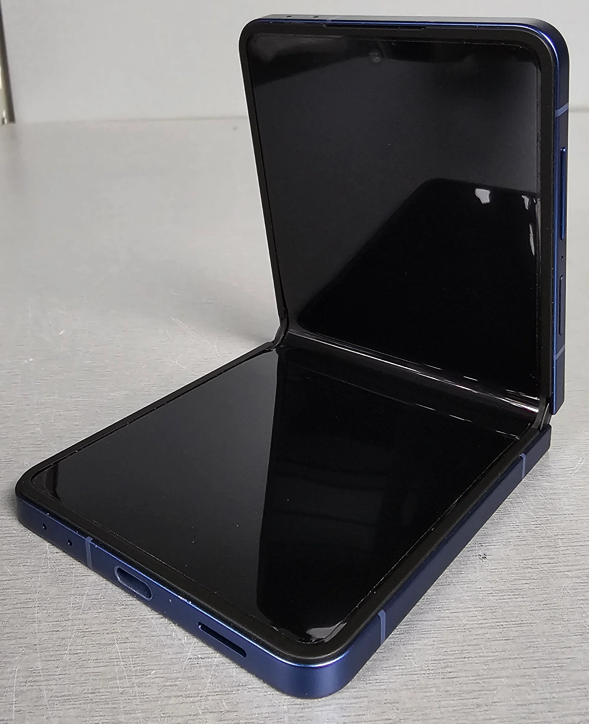 **Sale** Samsung Galaxy Z Flip7 (SM-F766B) 256GB Blue Shadow, Unlocked - Image 3