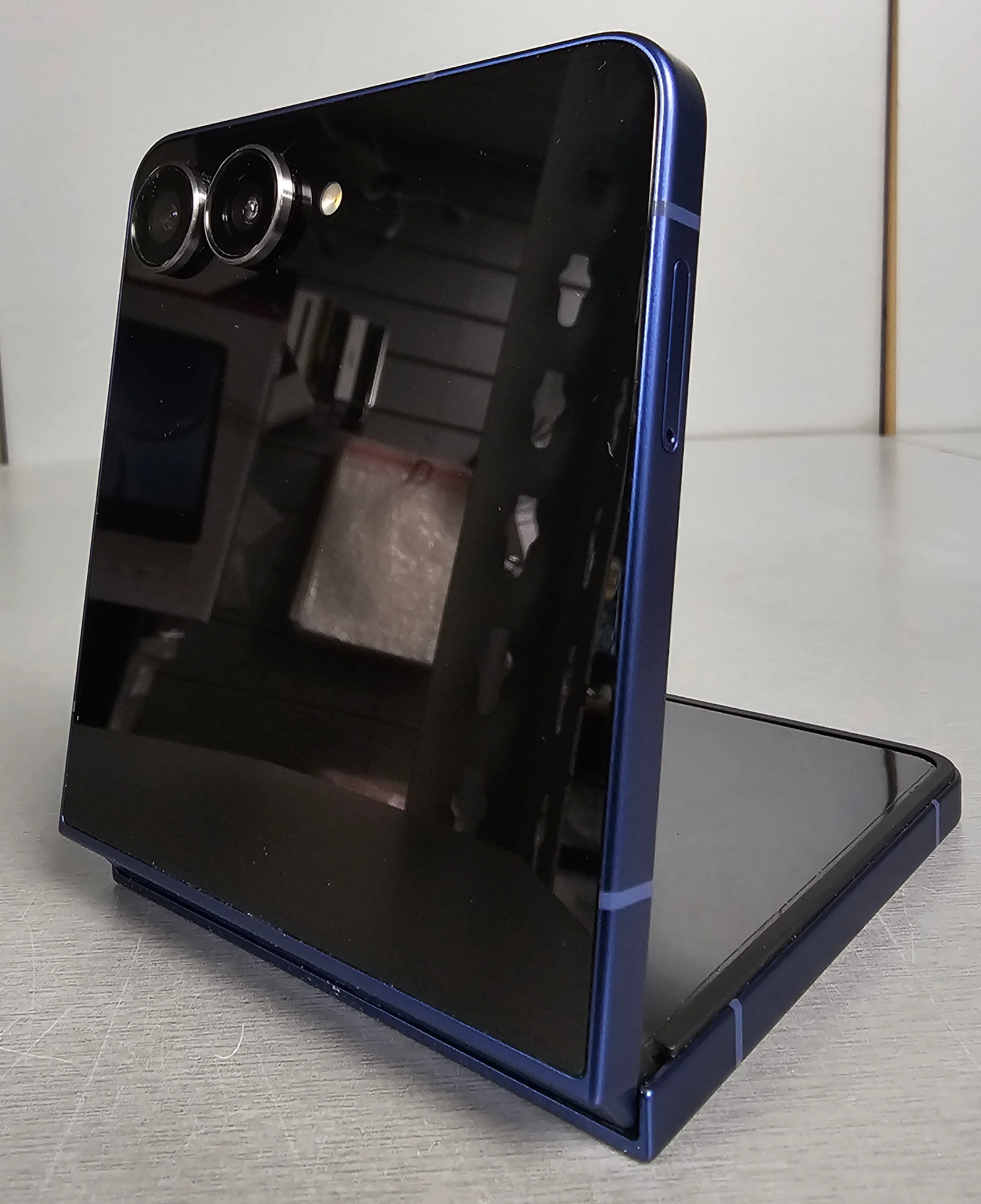 **Sale** Samsung Galaxy Z Flip7 (SM-F766B) 256GB Blue Shadow, Unlocked - Image 5