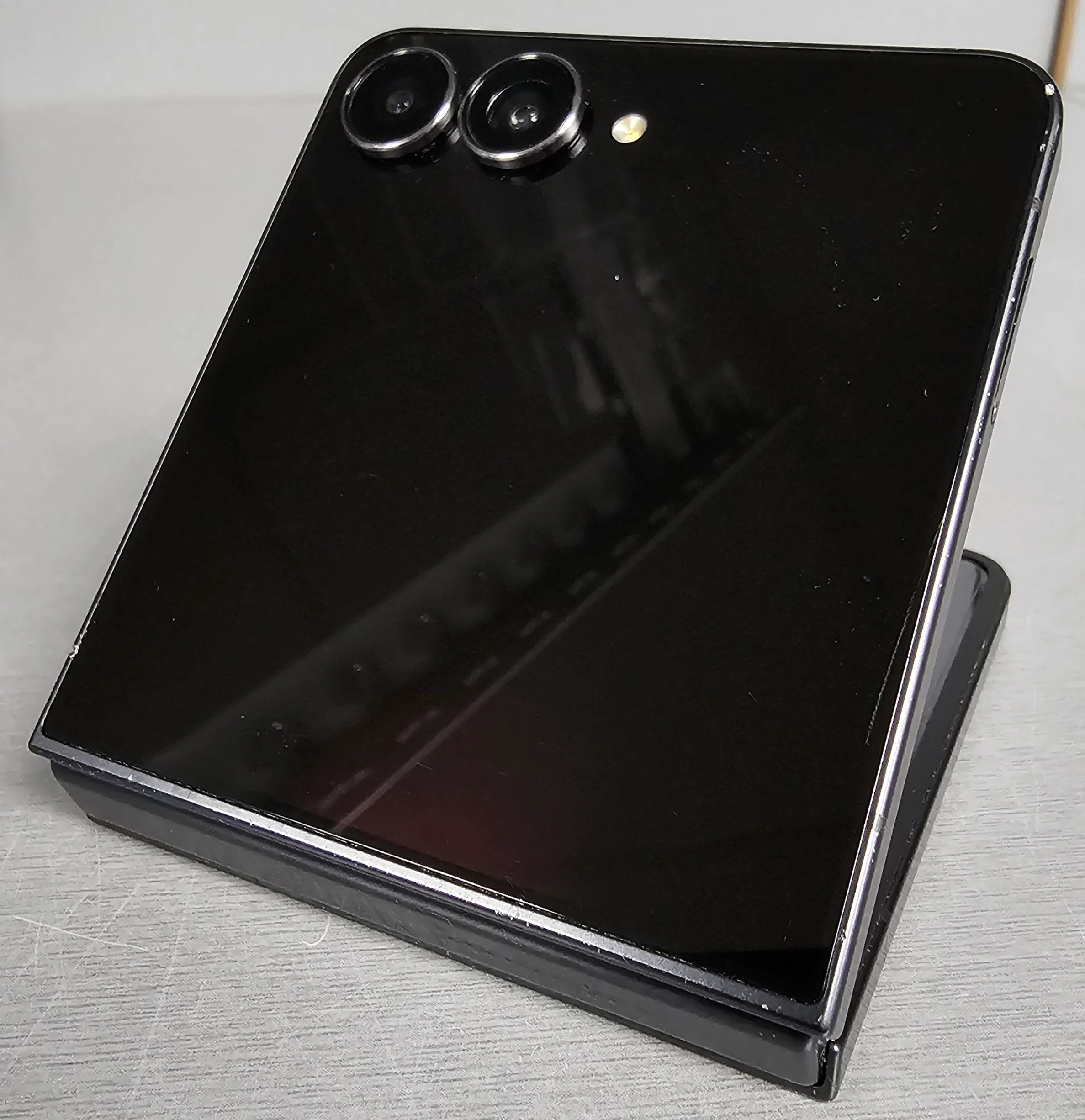 **Sale** Samsung Galaxy Z Flip7 (SM-F766B) 256GB Jetblack, Unlocked - Image 2
