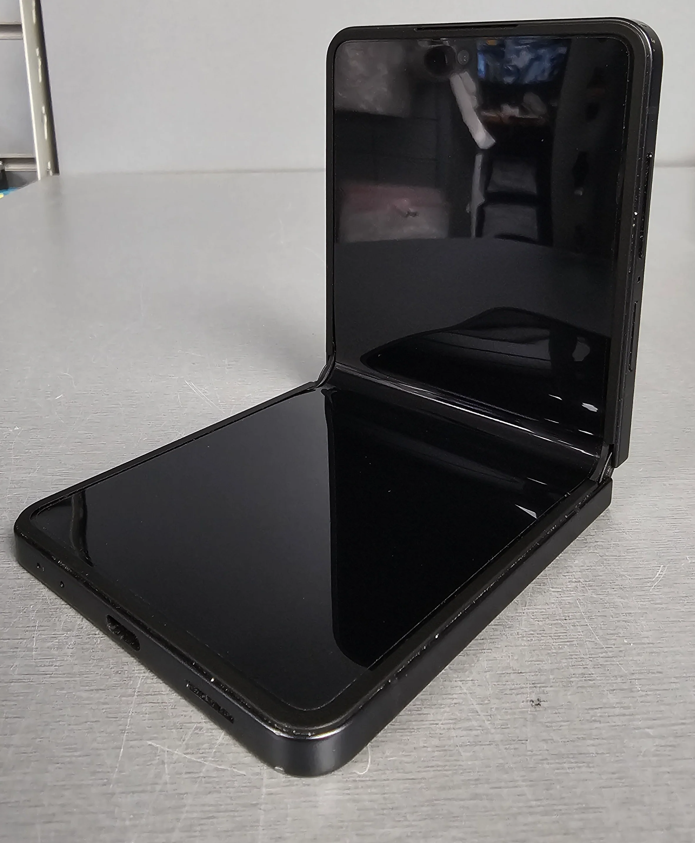 **Sale** Samsung Galaxy Z Flip7 (SM-F766B) 256GB Jetblack, Unlocked - Image 3