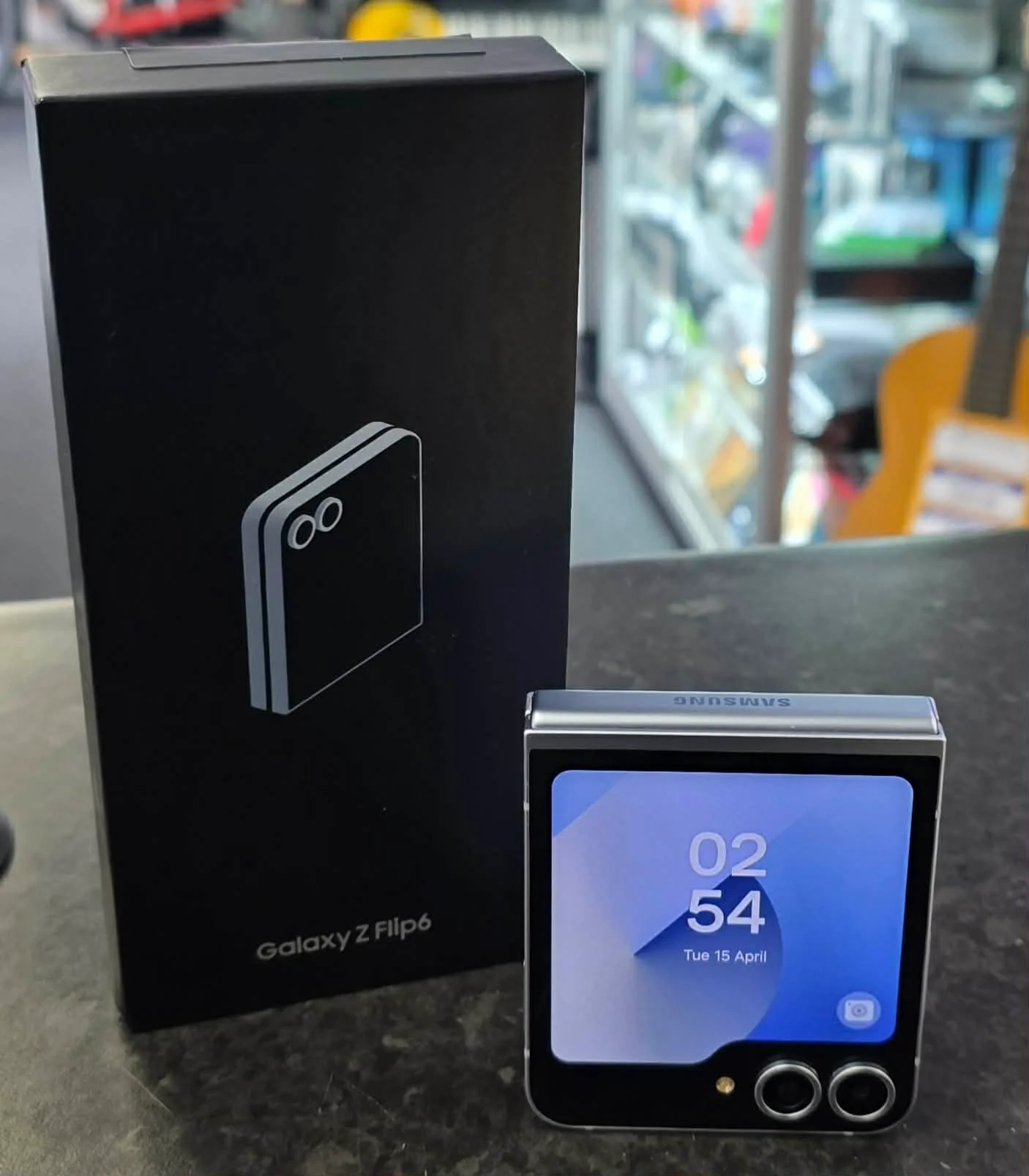Samsung Galaxy Z Flip6 - 256GB - Image 2