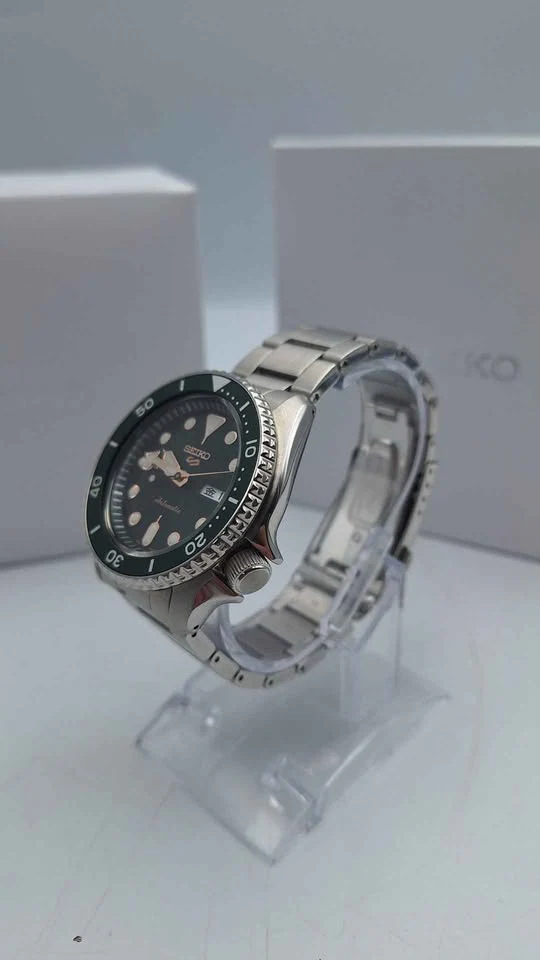 Seiko 5 Sports Automatic 4R36-07G0 Men's Watch – Green Dial - Day-Date - Boxed With Steel Bracelet - Image 3