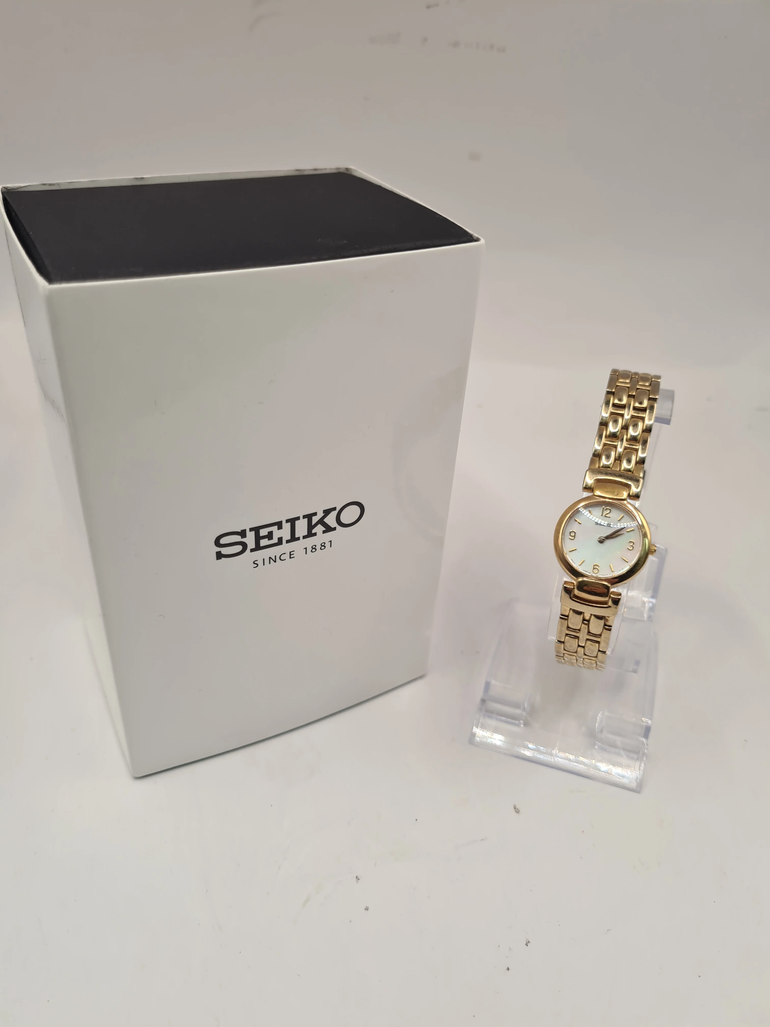 Seiko "Mother Of Pearl" Ladies Watch With Quartz Movement (1N00-0GRO), Boxed